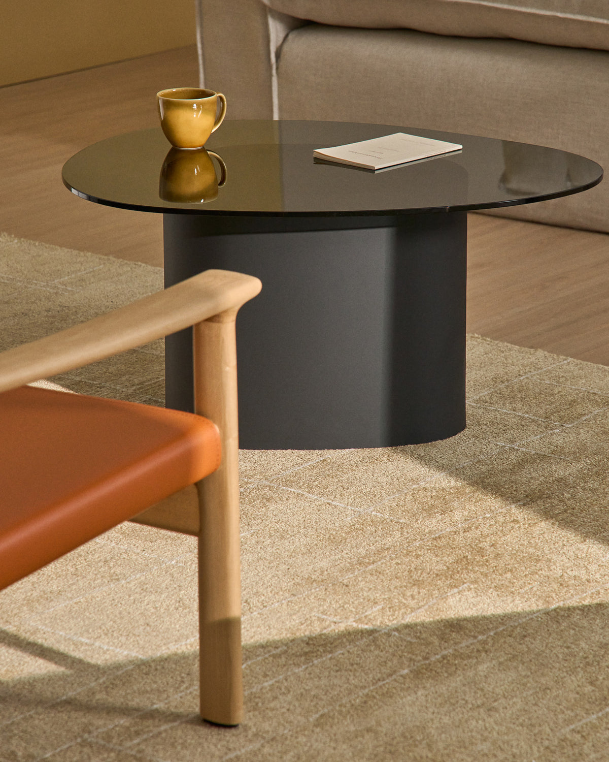 Couchtisch Olir aus gehärtetem Glas und schwarzem Stahl 82 x 74 cm in Schwarz präsentiert im Onlineshop von KAQTU Design AG. Couchtisch ist von Kave Home
