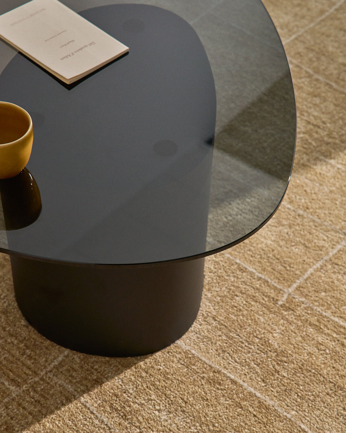 Couchtisch Olir aus gehärtetem Glas und schwarzem Stahl 82 x 74 cm in Schwarz präsentiert im Onlineshop von KAQTU Design AG. Couchtisch ist von Kave Home