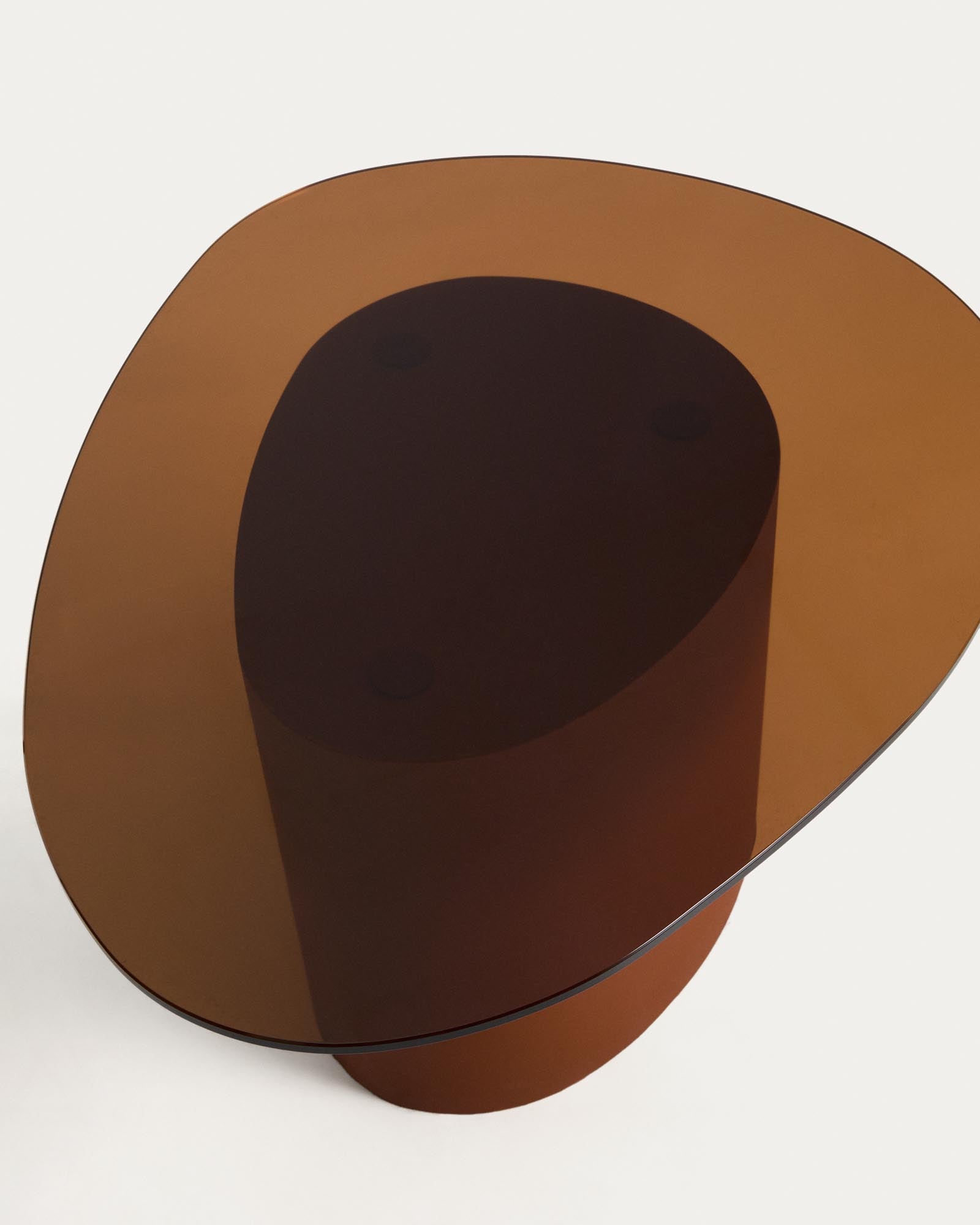 Eleganter Couchtisch Olir mit stilvollem Design, gehärteter Glasplatte und robustem braunem Stahlgestell, ideal für moderne Wohnräume.