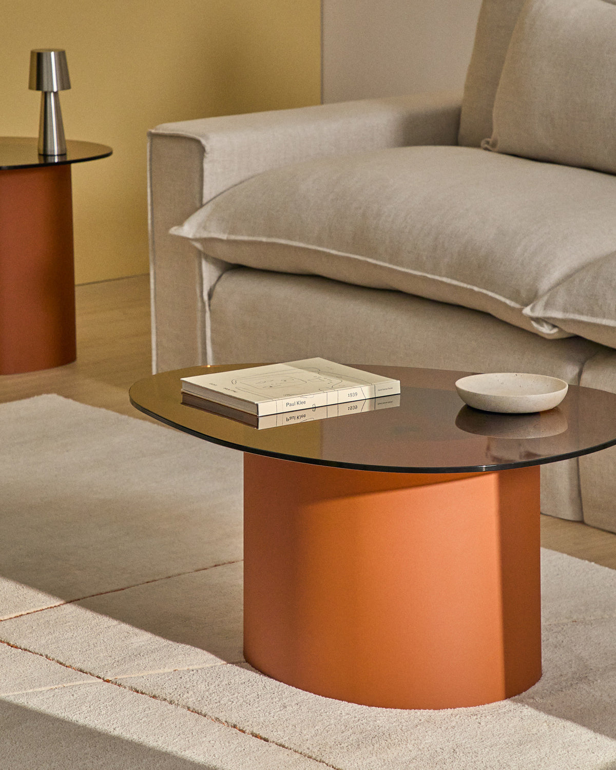 Couchtisch Olir aus gehärtetem Glas und braunem Stahl 82 x 74 cm in Braun präsentiert im Onlineshop von KAQTU Design AG. Couchtisch ist von Kave Home