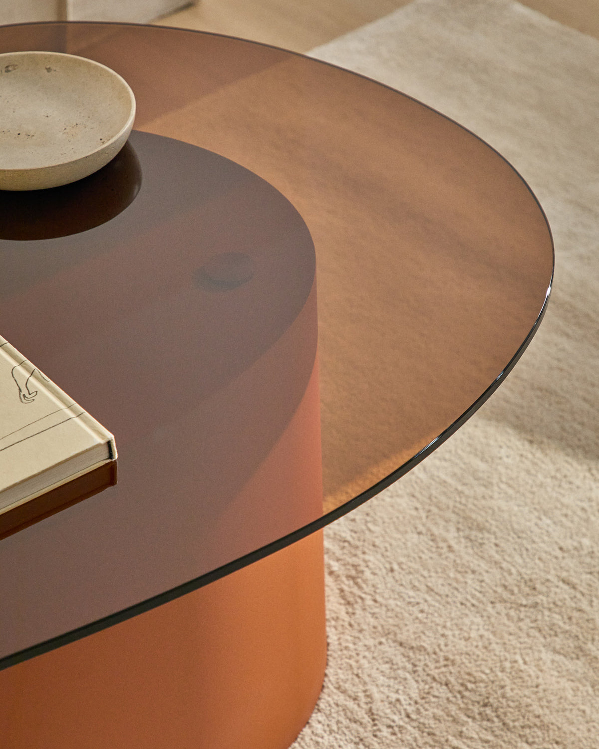 Couchtisch Olir aus gehärtetem Glas und braunem Stahl 82 x 74 cm in Braun präsentiert im Onlineshop von KAQTU Design AG. Couchtisch ist von Kave Home