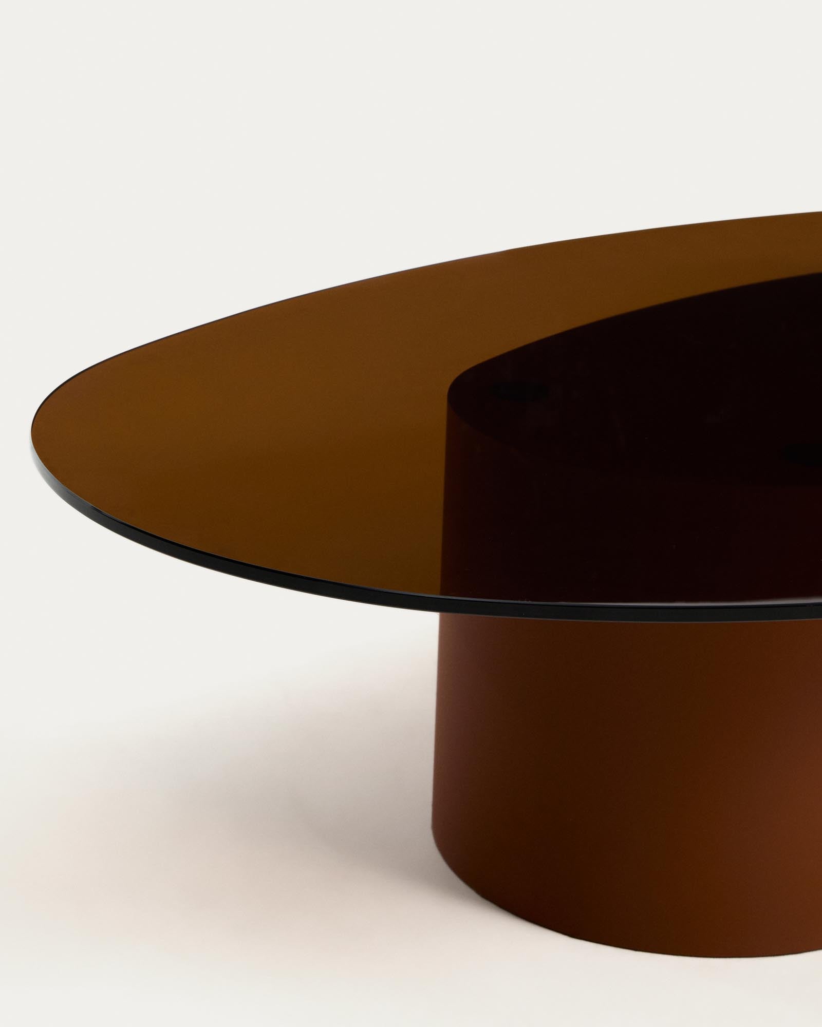 Eleganter Couchtisch Olir mit gehärtetem Glas und robustem braunem Stahl, ideal für stilvolle Wohnräume, Maße 140 x 80 cm.