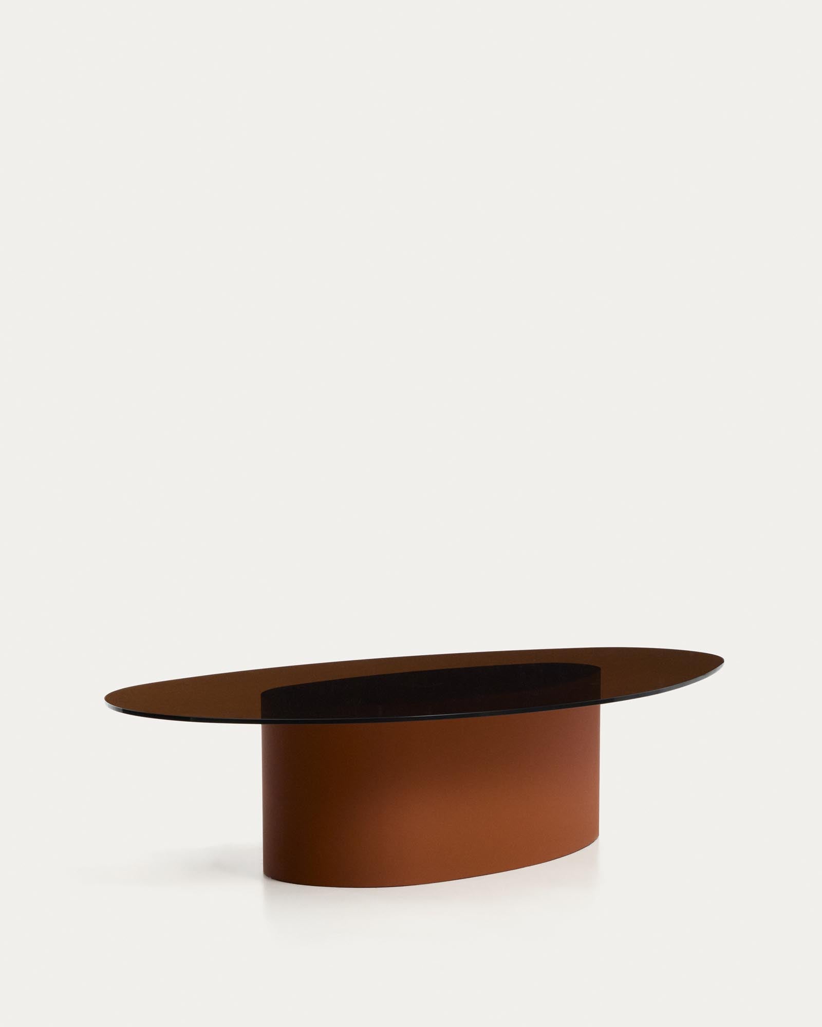 Eleganter Couchtisch Olir mit einer stilvollen Glasoberfläche und robustem braunem Stahlgestell, ideal für zeitgemäße Wohnräume, Maße 140 x 80 cm.