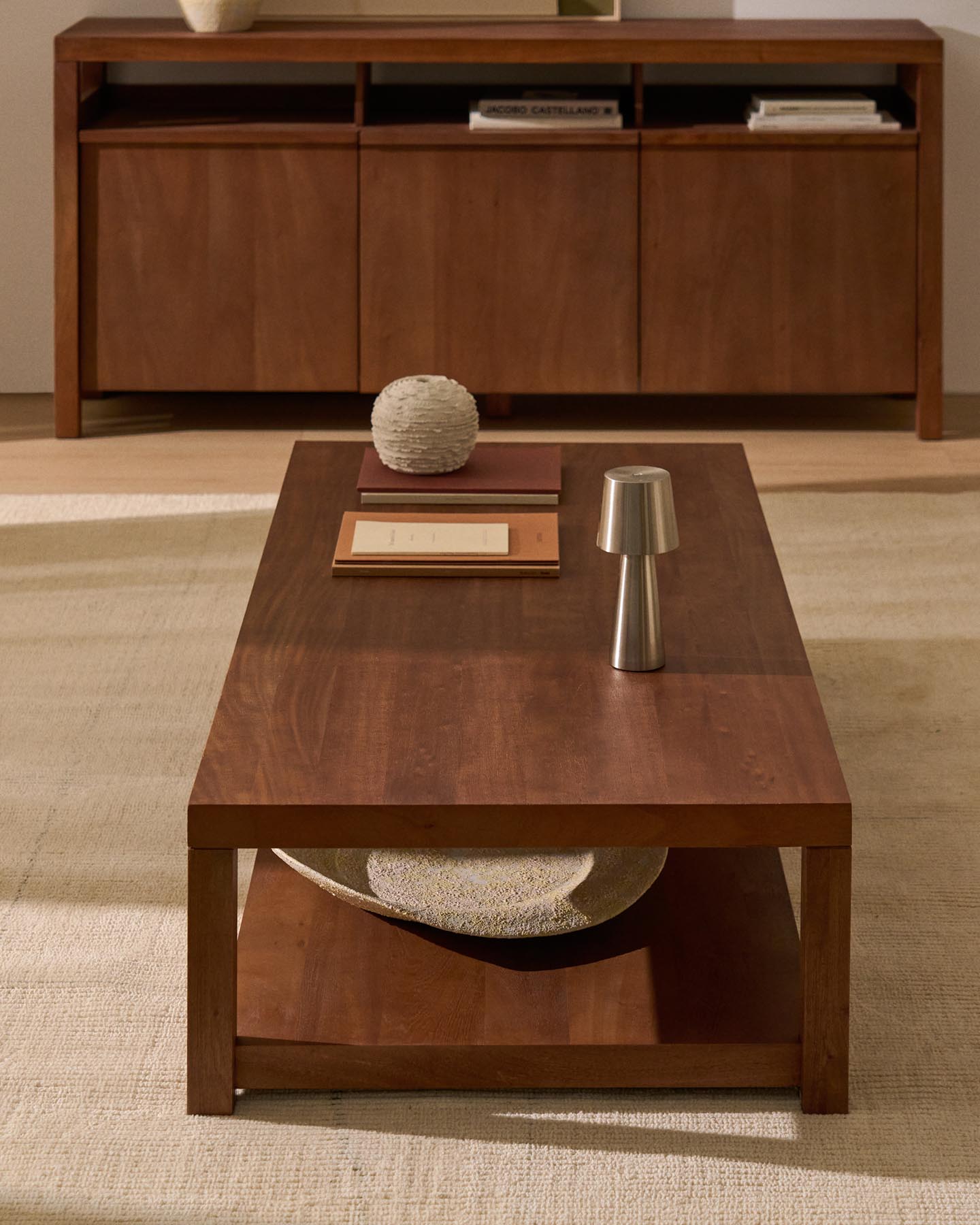 Couchtisch Norani aus massivem Akazienholz und Akazienfurnier 150 x 70 cm in Braun präsentiert im Onlineshop von KAQTU Design AG. Esstisch ist von Kave Home