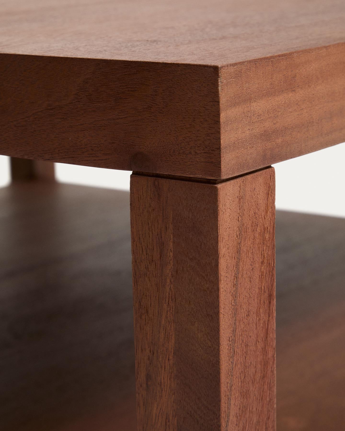 Beistelltisch Norani aus massivem Akazienholz und Akazienfurnier 90 x 90 cm in Braun präsentiert im Onlineshop von KAQTU Design AG. Esstisch ist von Kave Home