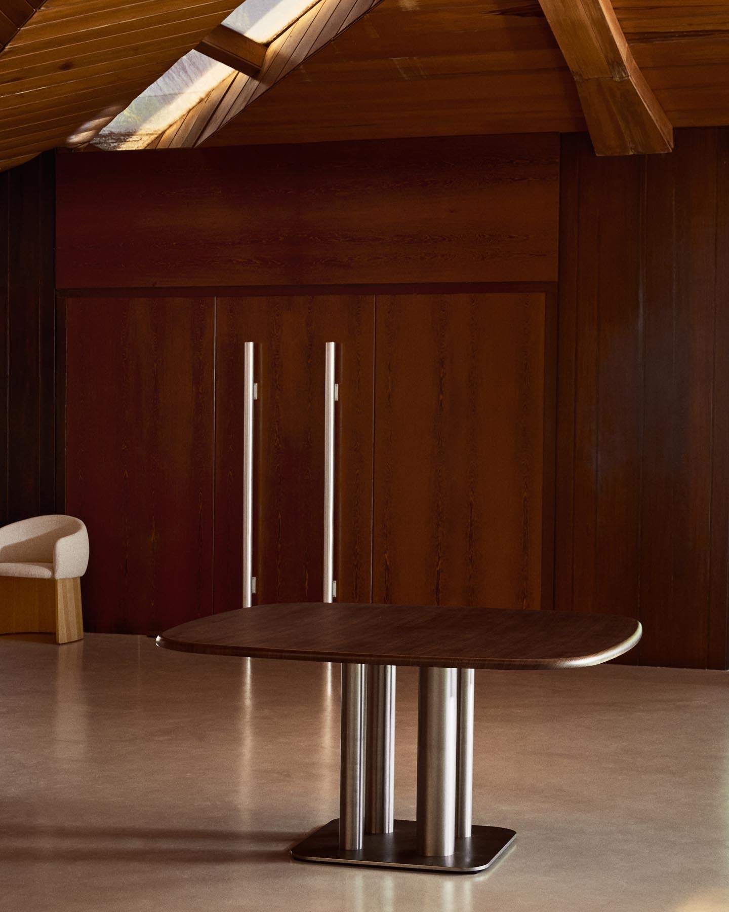 Tisch Melvar aus Nussbaumfurnier und Beine mit gebürsteter Edelstahlbasis 150 x 150 cm in Dunkelbraun präsentiert im Onlineshop von KAQTU Design AG. Esstisch ist von Kave Home