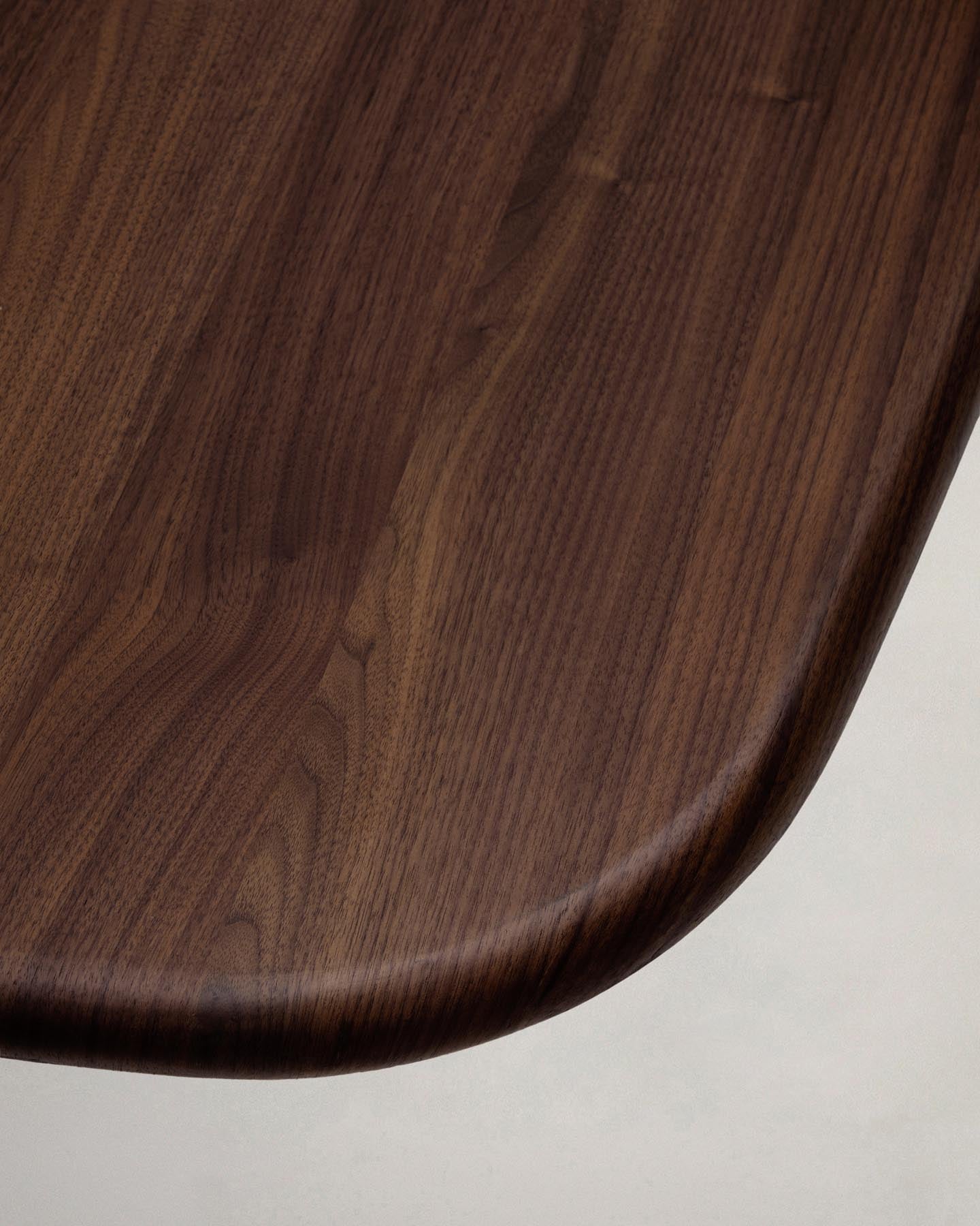 Tisch Melvar aus Nussbaumfurnier und Beine mit gebürsteter Edelstahlbasis 121 x 121 cm in Dunkelbraun präsentiert im Onlineshop von KAQTU Design AG. Esstisch ist von Kave Home