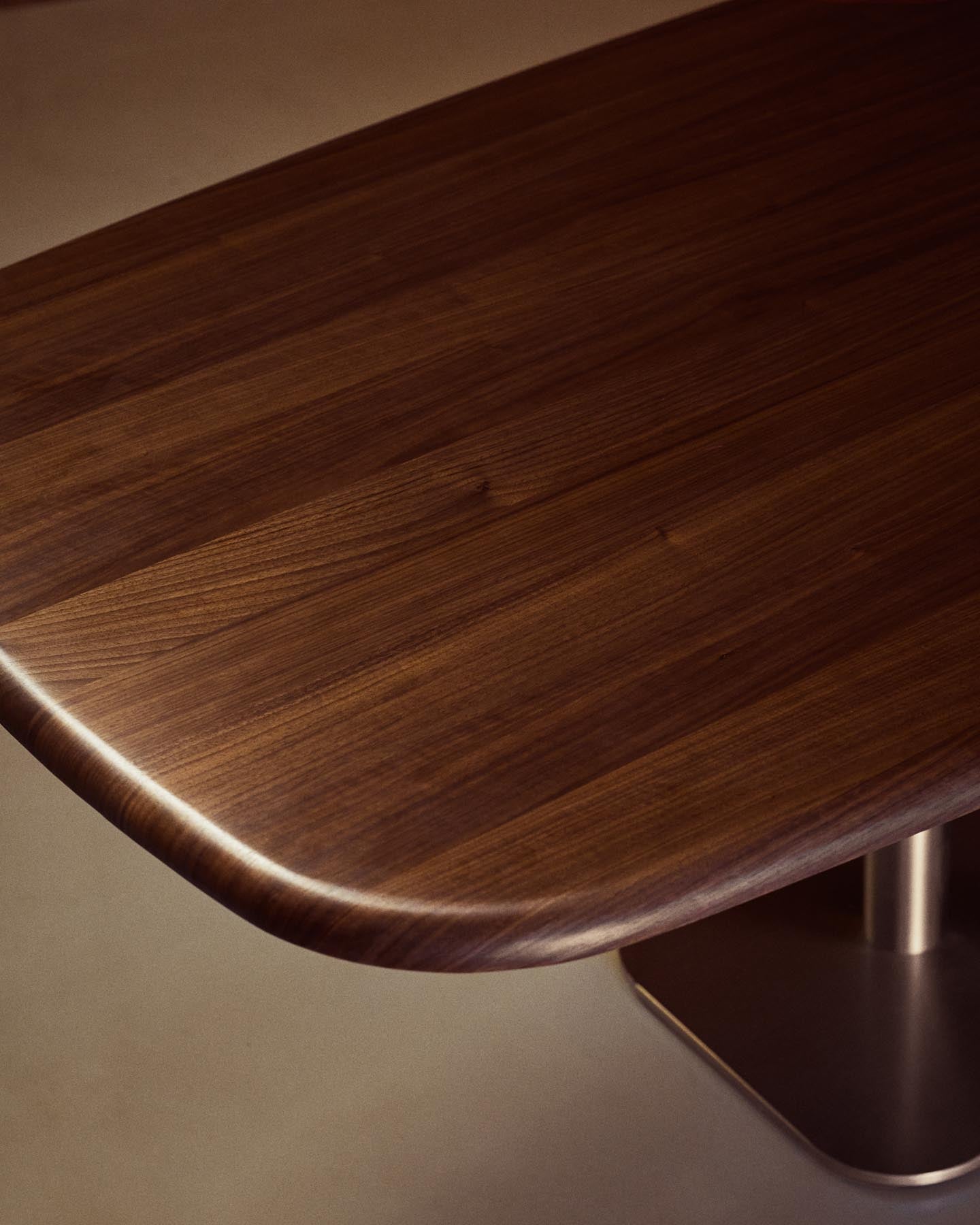 Tisch Melvar aus Nussbaumfurnier und Beine mit gebürsteter Edelstahlbasis 220 x 110 cm in Dunkelbraun präsentiert im Onlineshop von KAQTU Design AG. Esstisch ist von Kave Home