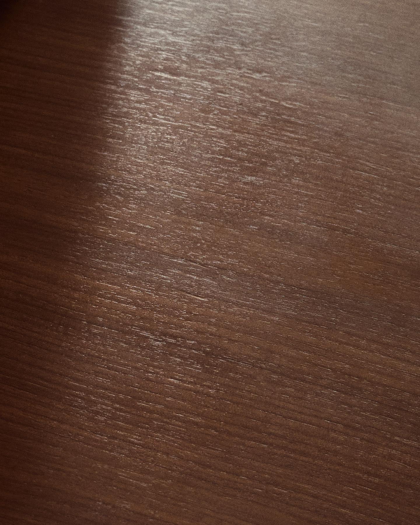 Tisch Melvar aus Nussbaumfurnier und Beine mit gebürsteter Edelstahlbasis 220 x 110 cm in Dunkelbraun präsentiert im Onlineshop von KAQTU Design AG. Esstisch ist von Kave Home