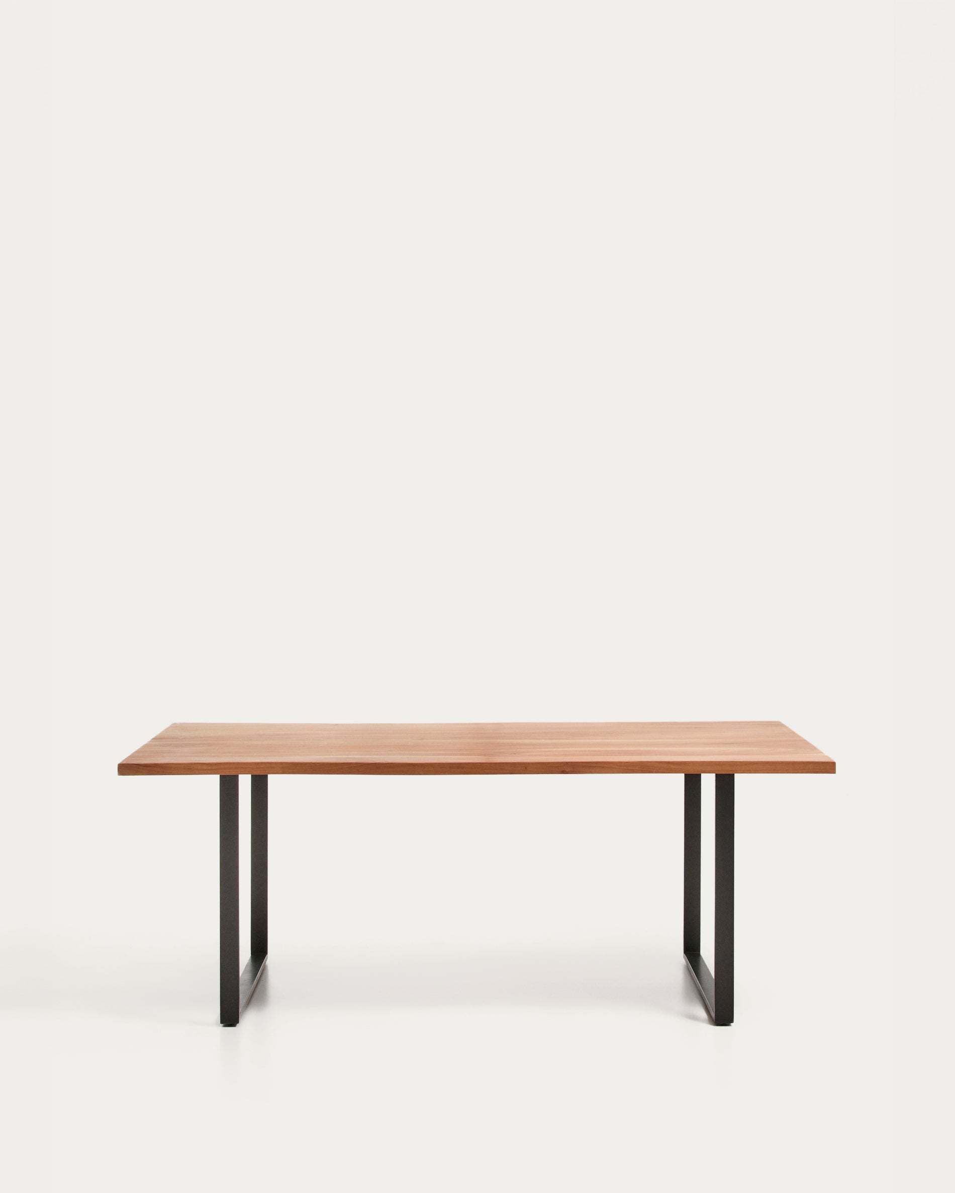 Tisch Uxue aus massivem Akazienholz mit Beinen aus schwarzem Stahl 180 x 90 cm in Natur präsentiert im Onlineshop von KAQTU Design AG. Esstisch ist von Kave Home