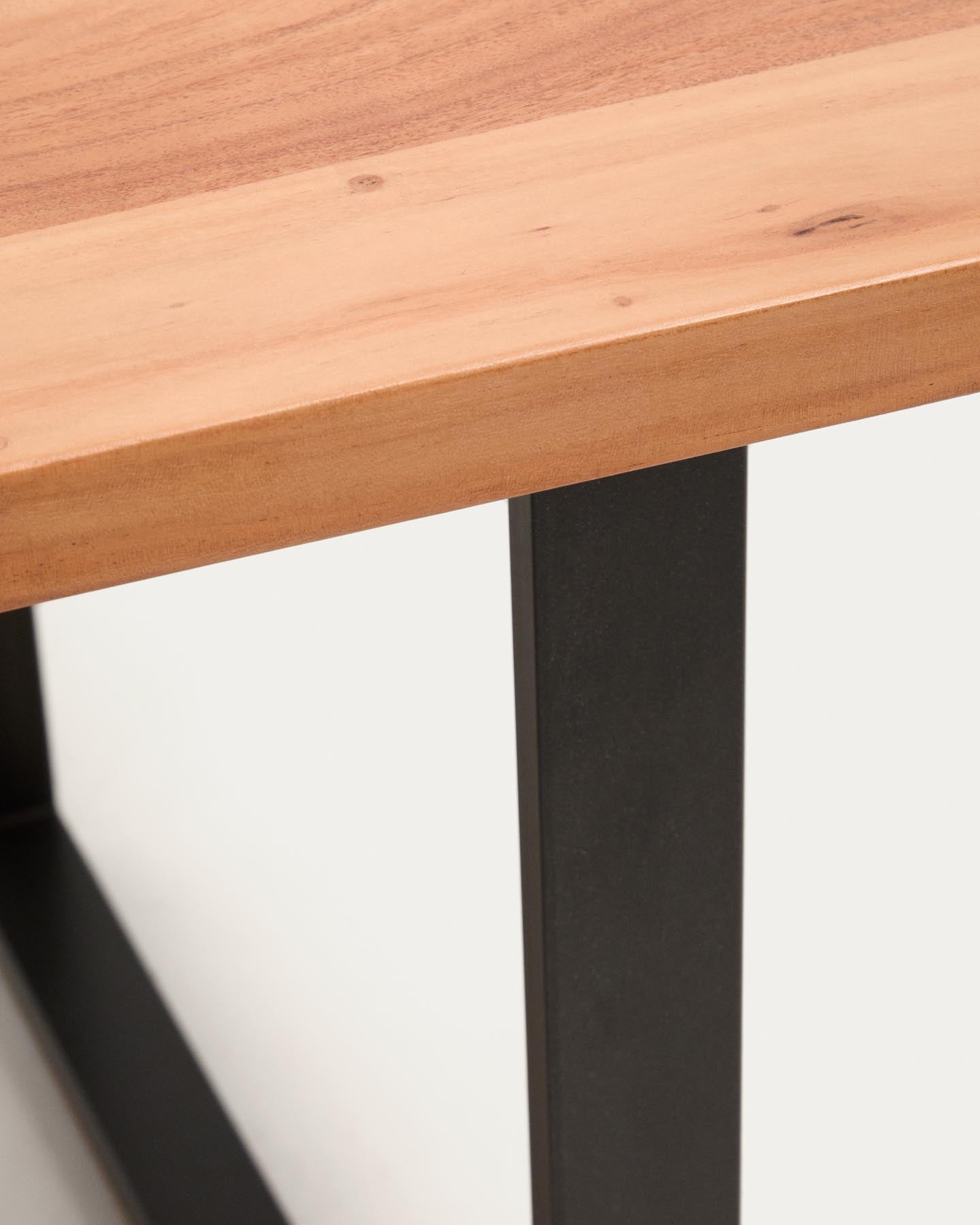 Tisch Uxue aus massivem Akazienholz mit Beinen aus schwarzem Stahl 220 x 100 cm in Natur präsentiert im Onlineshop von KAQTU Design AG. Esstisch ist von Kave Home