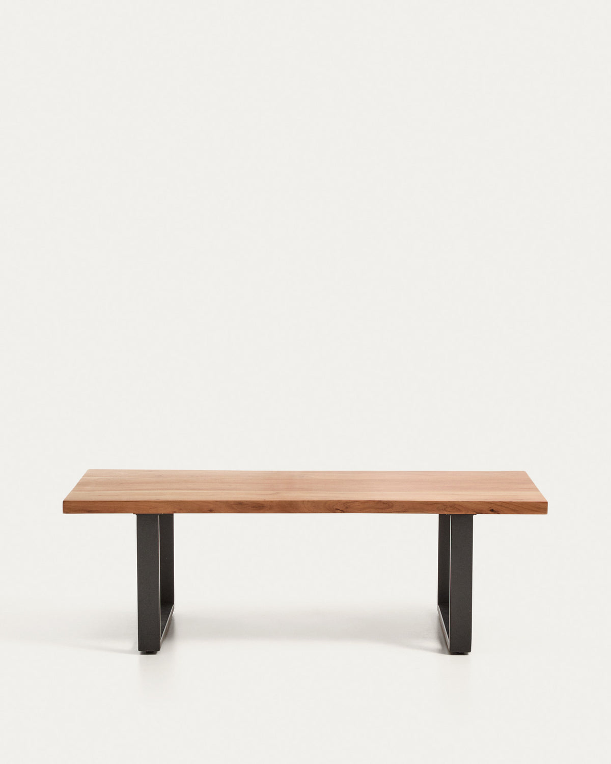 Couchtisch Uxue aus massivem Akazienholz mit Beinen aus schwarzem Stahl 130 x 64 cm in Natur, Schwarz präsentiert im Onlineshop von KAQTU Design AG. Couchtisch ist von Kave Home