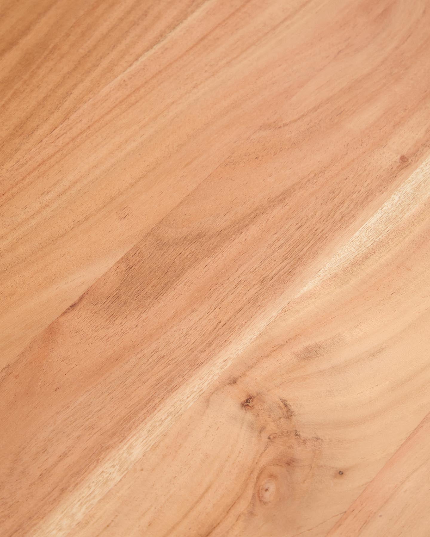 Couchtisch Uxue aus massivem Akazienholz mit Beinen aus schwarzem Stahl 130 x 64 cm in Natur präsentiert im Onlineshop von KAQTU Design AG. Couchtisch ist von Kave Home