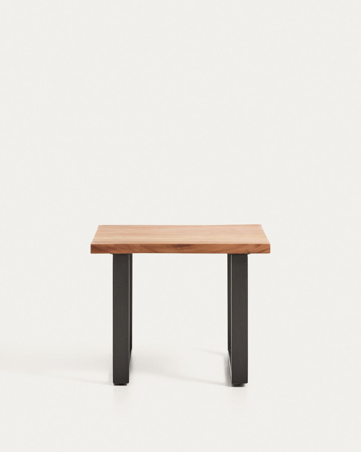 Beistelltisch Uxue aus massivem Akazienholz mit Beinen aus schwarzem Stahl 65 x 65 cm in Natur, Schwarz präsentiert im Onlineshop von KAQTU Design AG. Beistelltisch ist von Kave Home