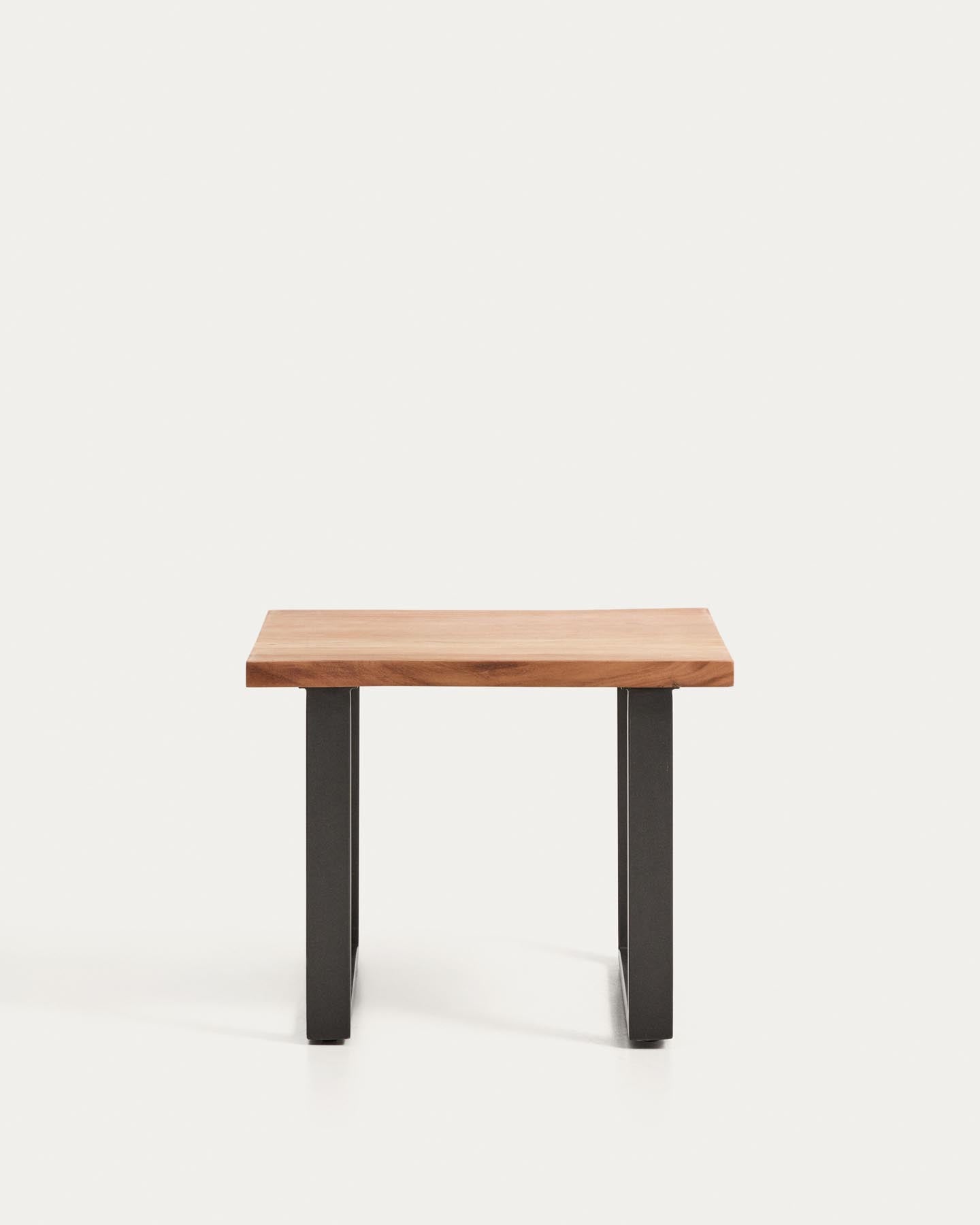 Beistelltisch Uxue aus massivem Akazienholz mit Beinen aus schwarzem Stahl 65 x 65 cm in Natur präsentiert im Onlineshop von KAQTU Design AG. Beistelltisch ist von Kave Home