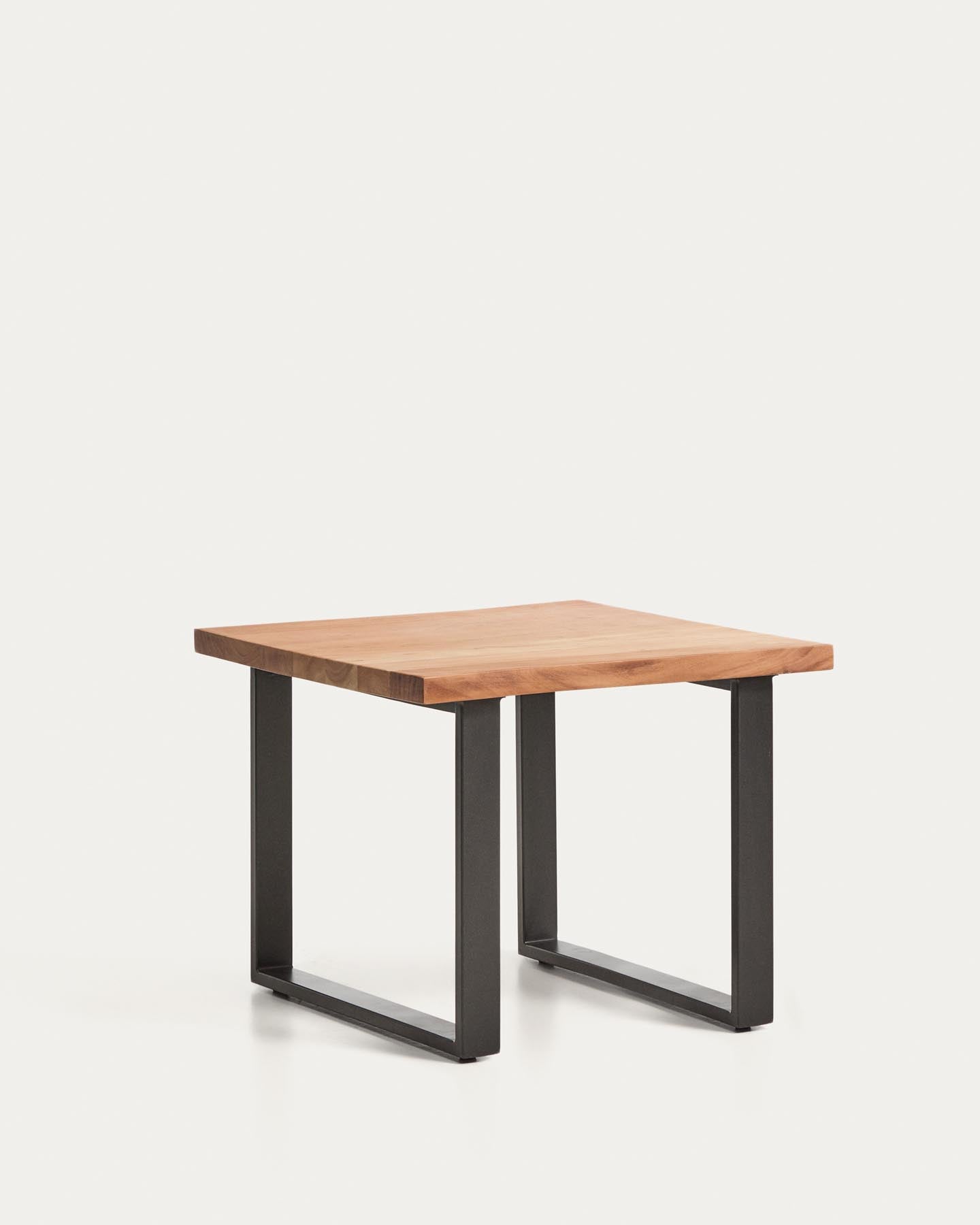 Beistelltisch Uxue aus massivem Akazienholz mit Beinen aus schwarzem Stahl 65 x 65 cm in Natur präsentiert im Onlineshop von KAQTU Design AG. Beistelltisch ist von Kave Home