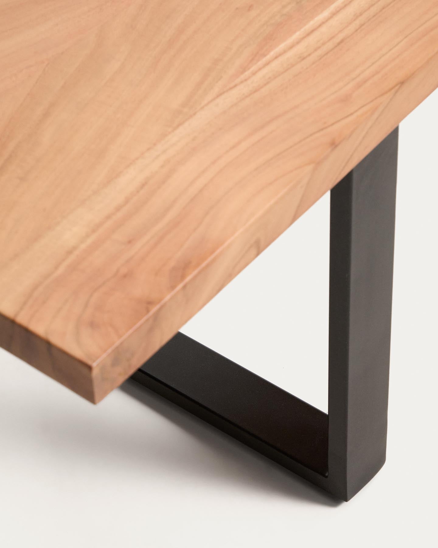 Bank Uxue aus massivem Akazienholz mit Beinen aus schwarzem Stahl 180 x 45 cm in Natur präsentiert im Onlineshop von KAQTU Design AG. Sitzbank ist von Kave Home