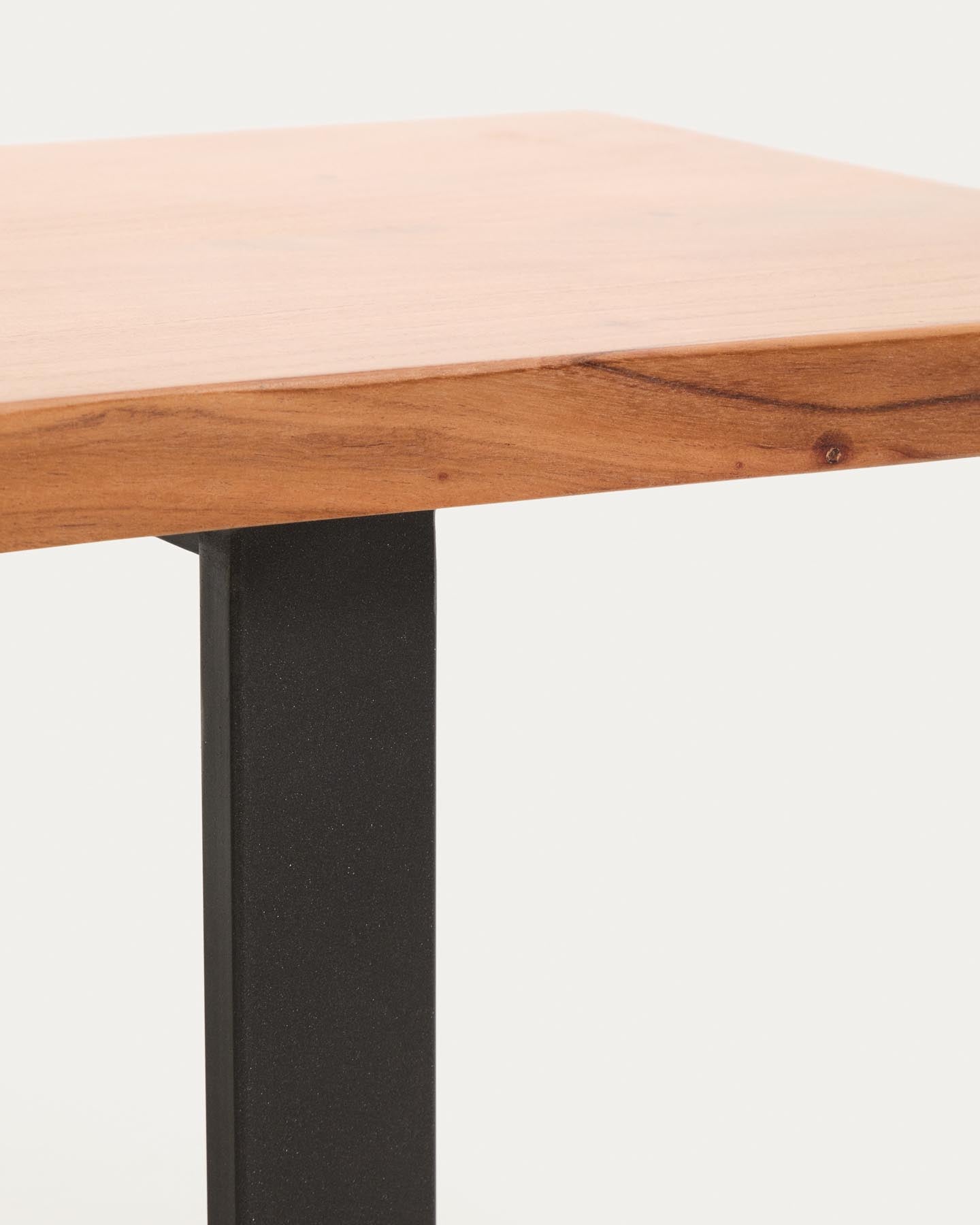 Bank Uxue aus massivem Akazienholz mit Beinen aus schwarzem Stahl 180 x 45 cm in Natur präsentiert im Onlineshop von KAQTU Design AG. Sitzbank ist von Kave Home