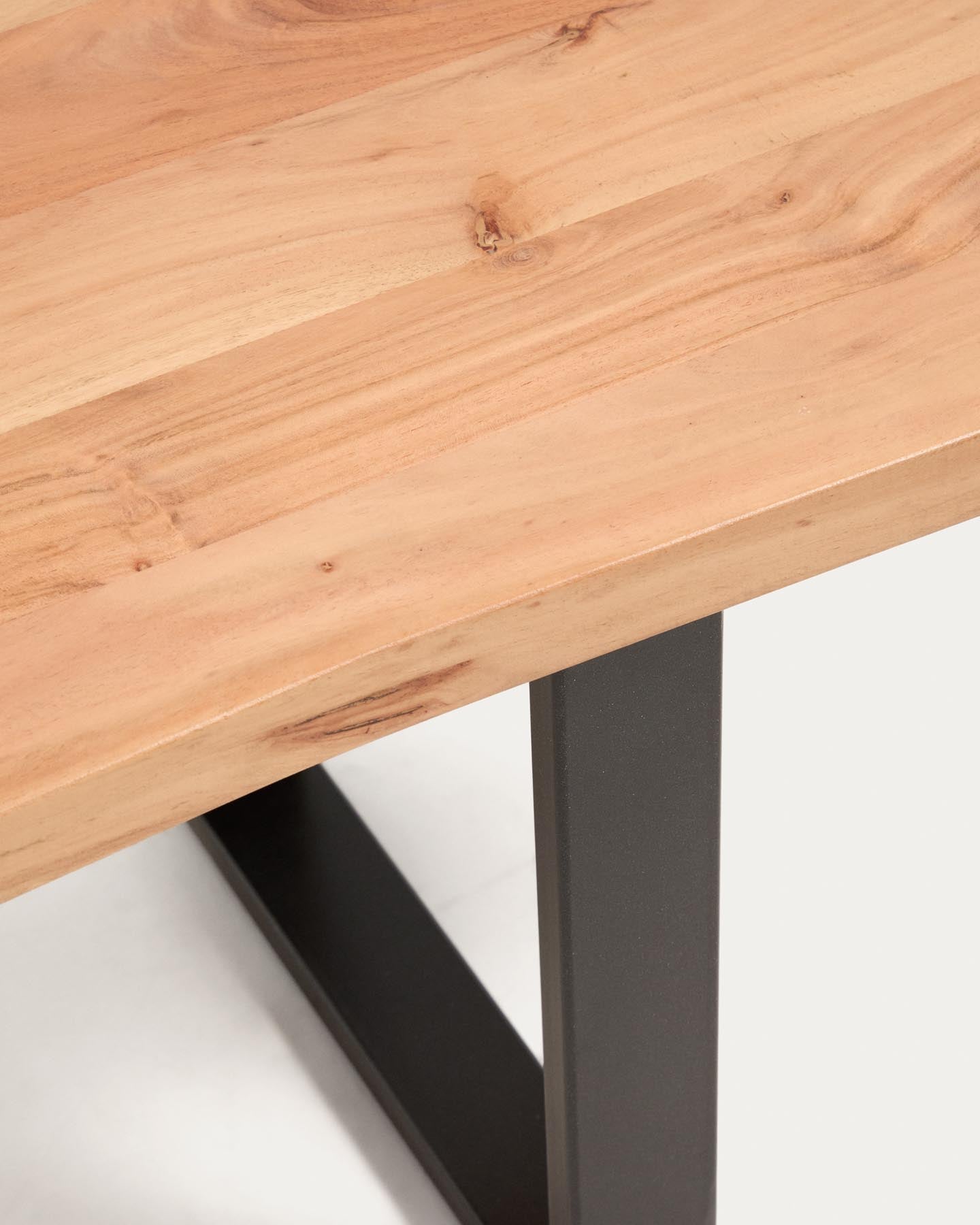 Bank Uxue aus massivem Akazienholz mit Beinen aus schwarzem Stahl 160 x 45 cm in Natur präsentiert im Onlineshop von KAQTU Design AG. Sitzbank ist von Kave Home