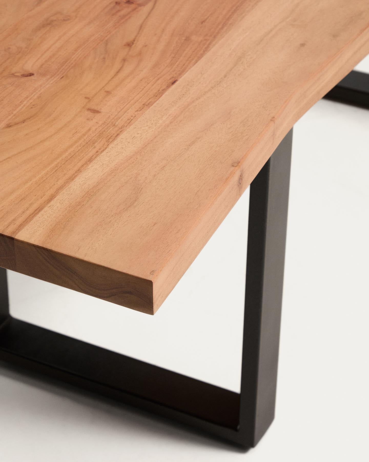 Bank Uxue aus massivem Akazienholz mit Beinen aus schwarzem Stahl 140 x 45 cm in Natur präsentiert im Onlineshop von KAQTU Design AG. Sitzbank ist von Kave Home