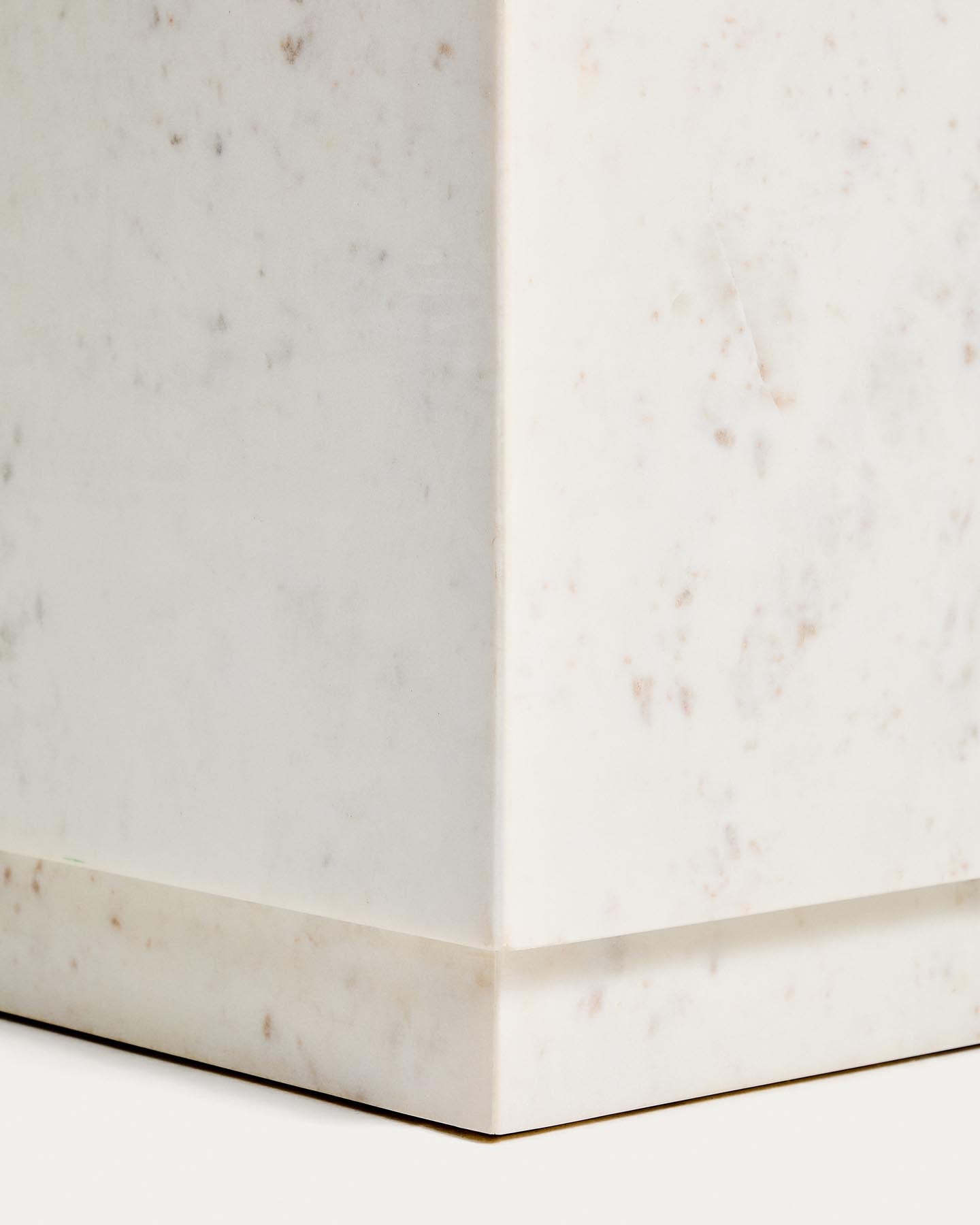 Beistelltisch Sorein aus weißem Marmor, 40 x 40 cm in Weiß präsentiert im Onlineshop von KAQTU Design AG. Beistelltisch ist von Kave Home