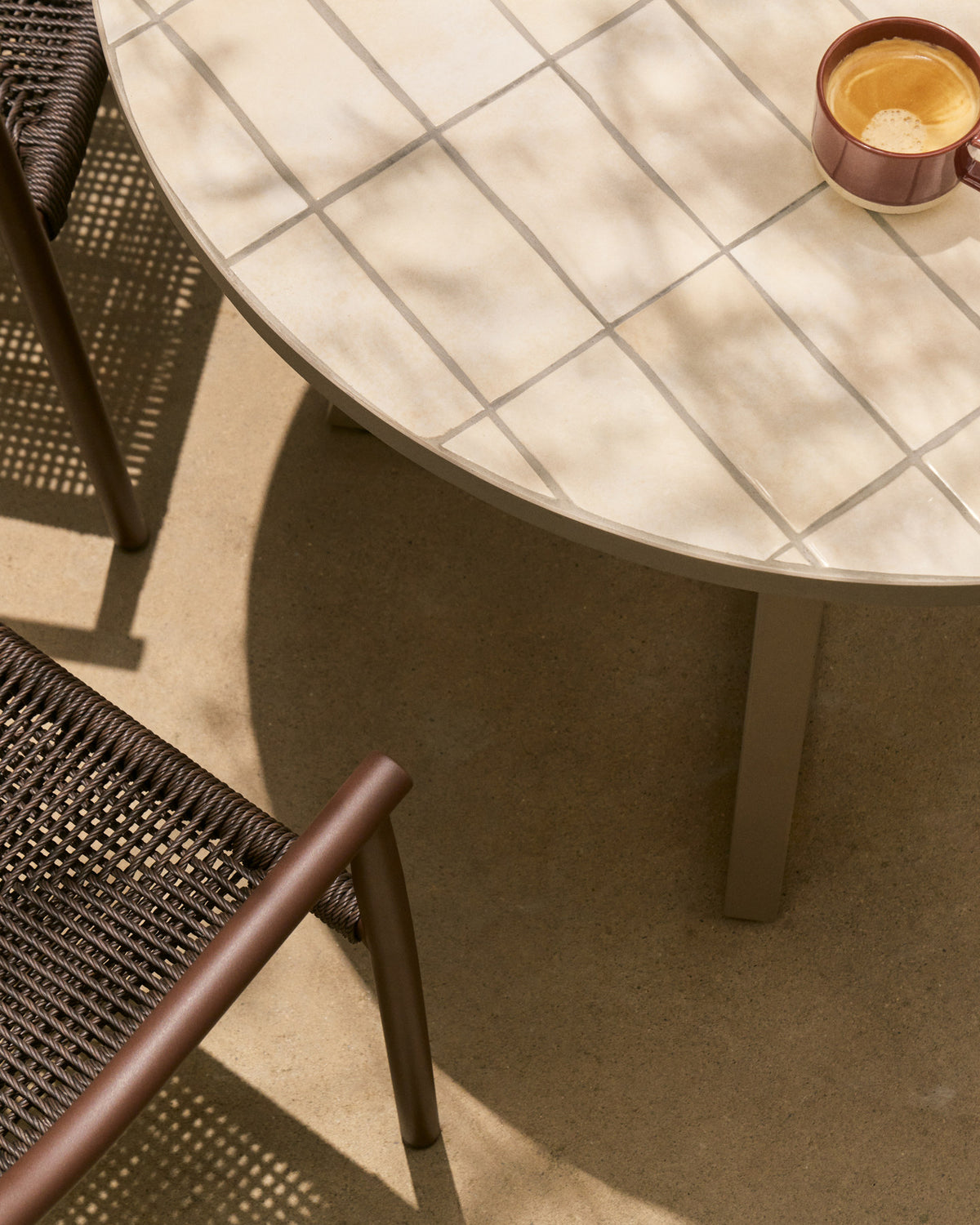 Runder Tisch Tella mit verzinktem Stahl und beigen Fliesen, Ø 90 cm in Ecru, Beige, Weiss präsentiert im Onlineshop von KAQTU Design AG. Gartentisch ist von Kave Home