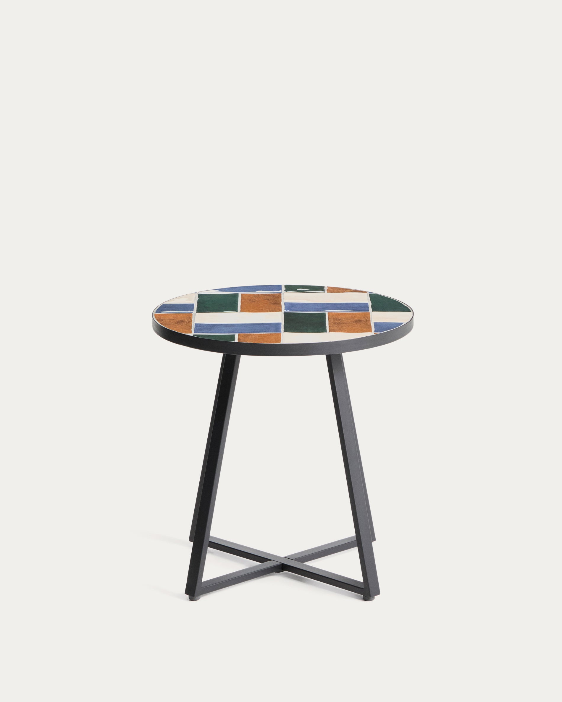 Runder Beistelltisch Tella aus grafitfarbenem verzinktem Stahl mit mehrfarbigen Fliesen Ø45 cm in Mehrfarbig präsentiert im Onlineshop von KAQTU Design AG. Beistelltisch Outdoor ist von Kave Home