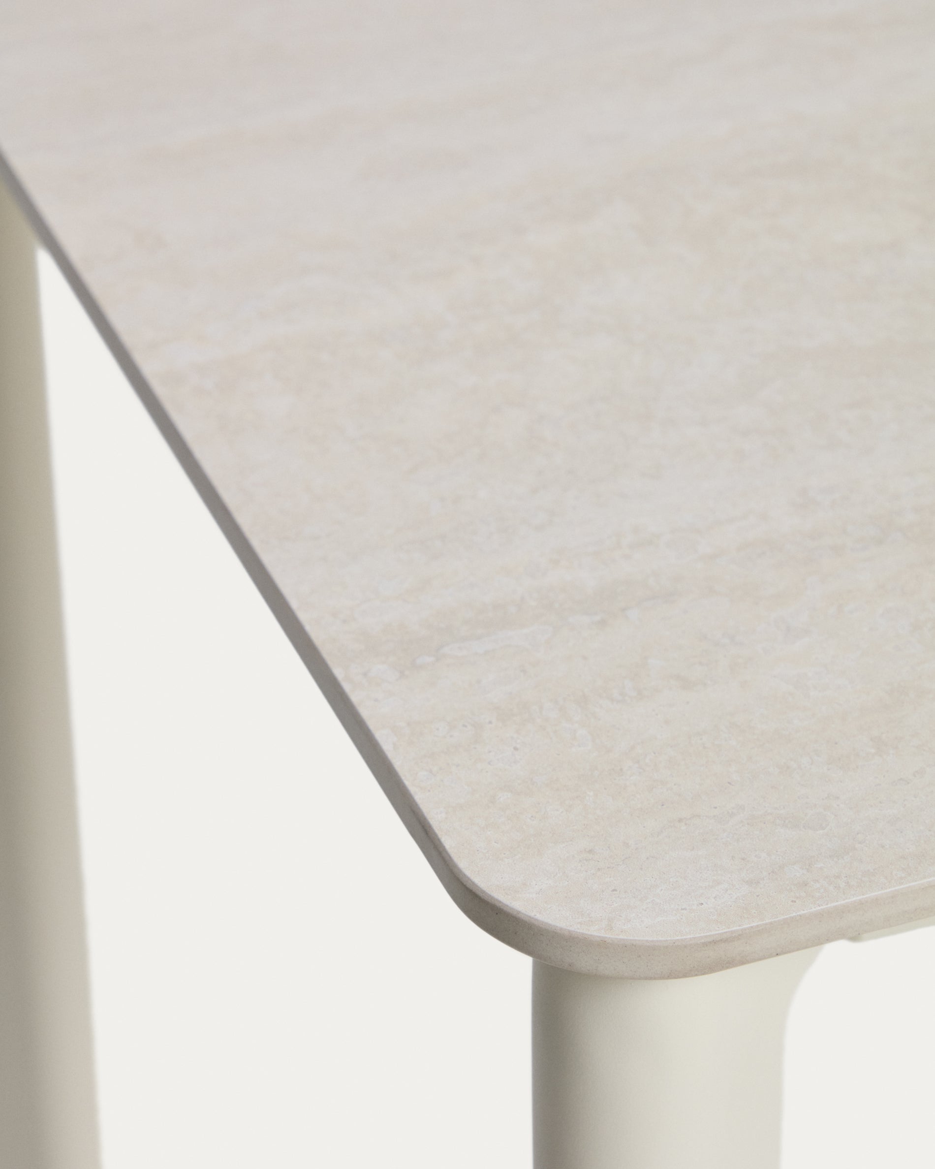 Eleganter Gartentisch Anafi mit stilvoller beige Tischplatte aus gesintertem Stein, ideal für entspannte Stunden im Freien, Maße 140 x 80 cm.