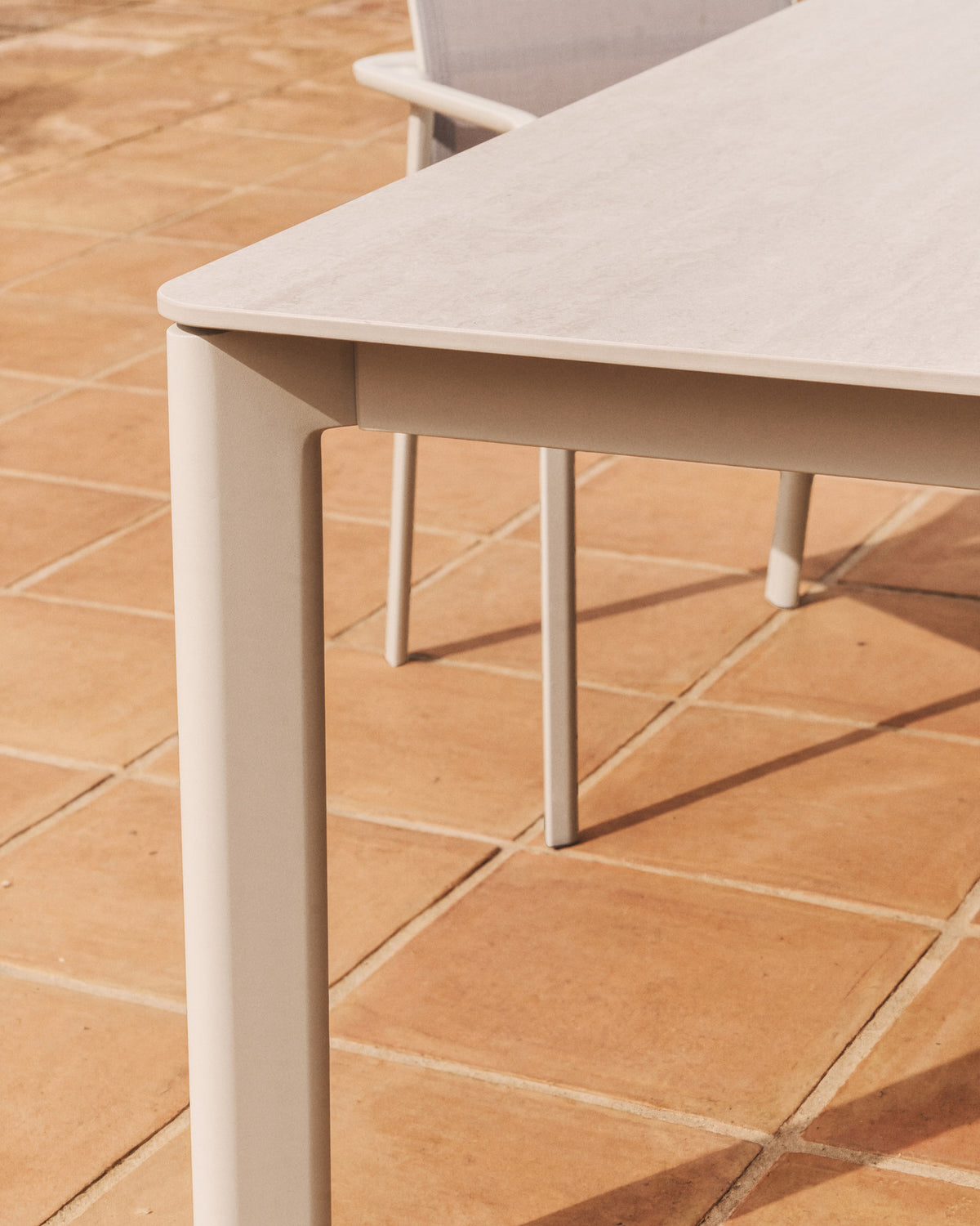 Tisch Anafi aus gesintertem Stein und Aluminium in Ecru, 140 x 80 cm in Beige, Ecru, Taupe präsentiert im Onlineshop von KAQTU Design AG. Gartentisch ist von Kave Home