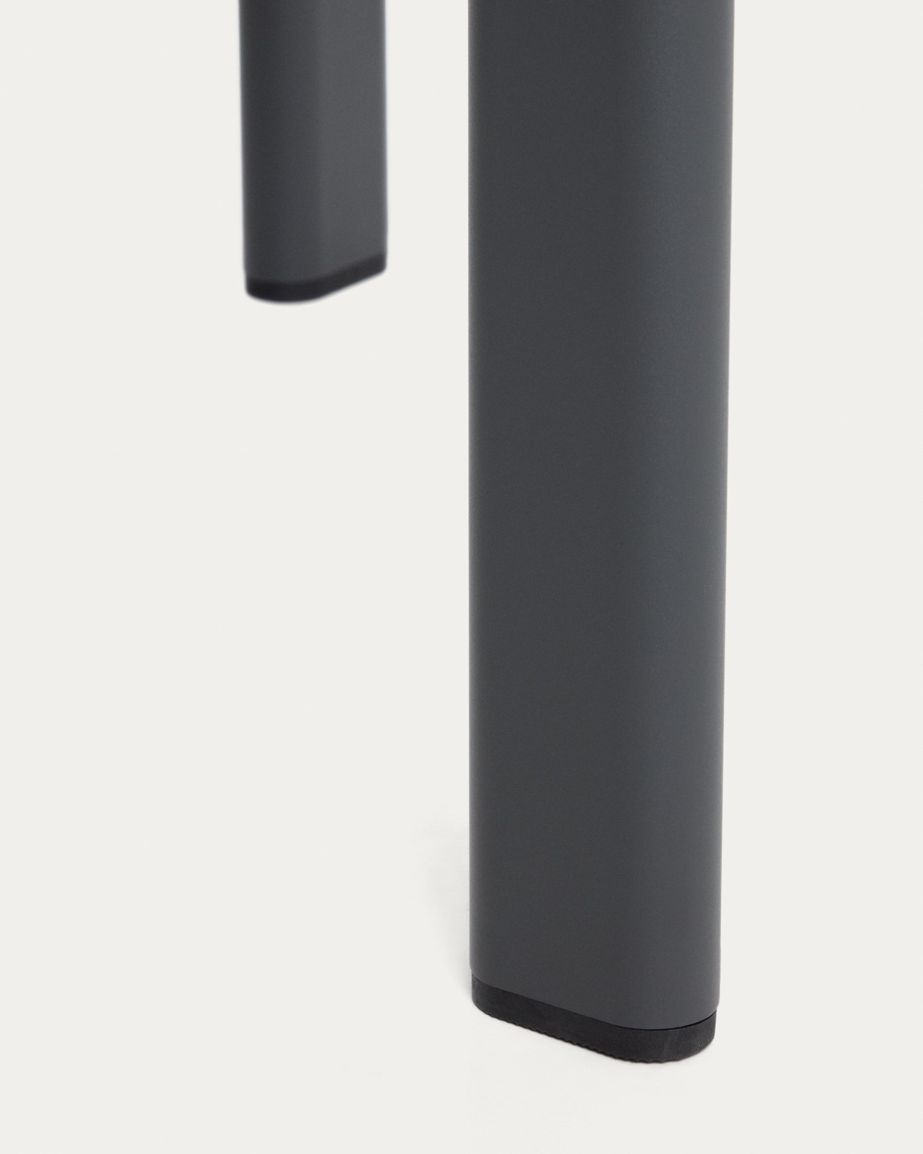 Eleganter Gartentisch Anafi in Graphit, 140 x 80 cm, mit langlebiger Tischplatte aus gesintertem Stein für stilvolle Außenbereiche.