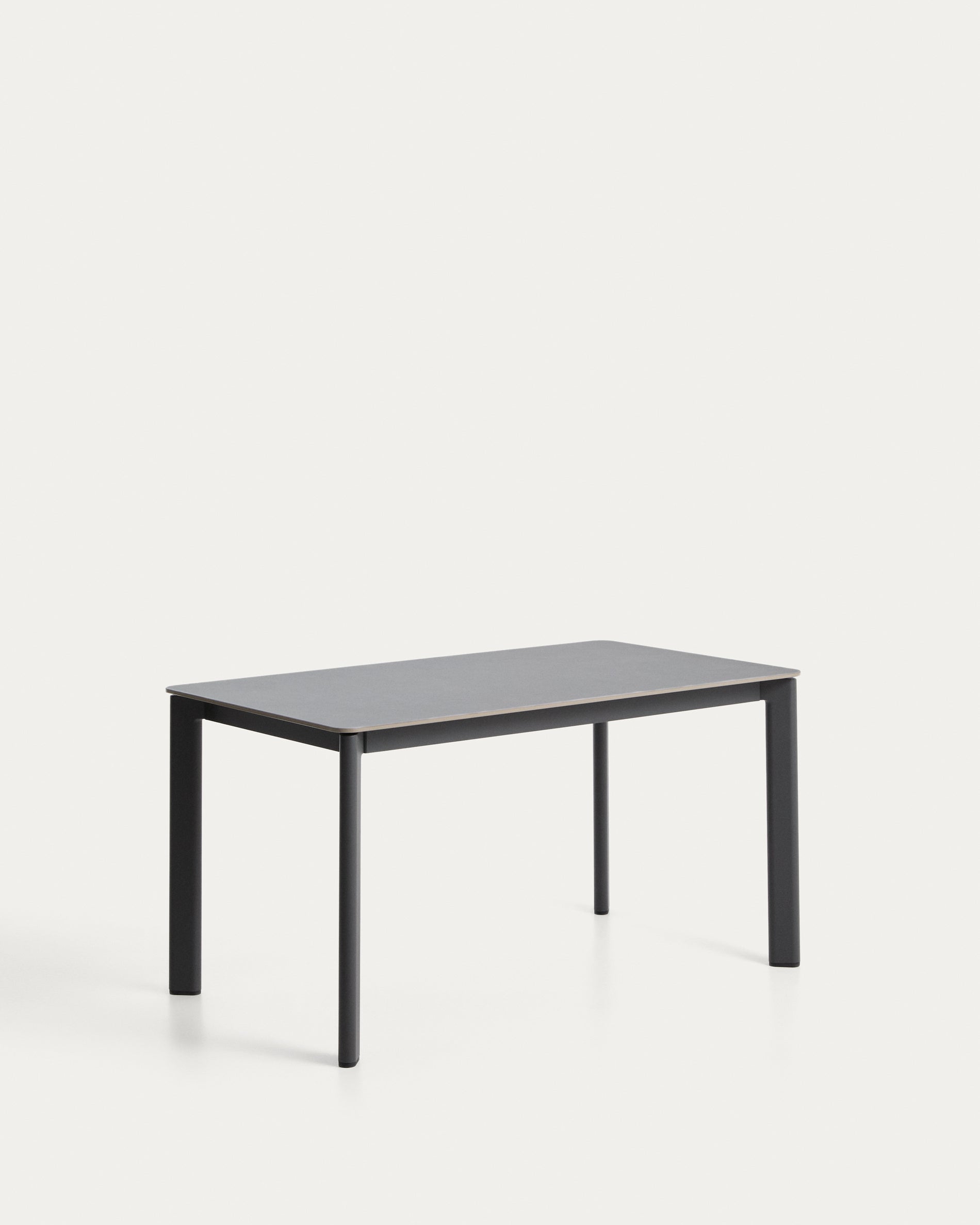 Moderner Gartentisch Anafi in Graphit, 140 x 80 cm, mit robuster Tischplatte aus gesintertem Stein – perfekt für entspannte Stunden im Freien.
