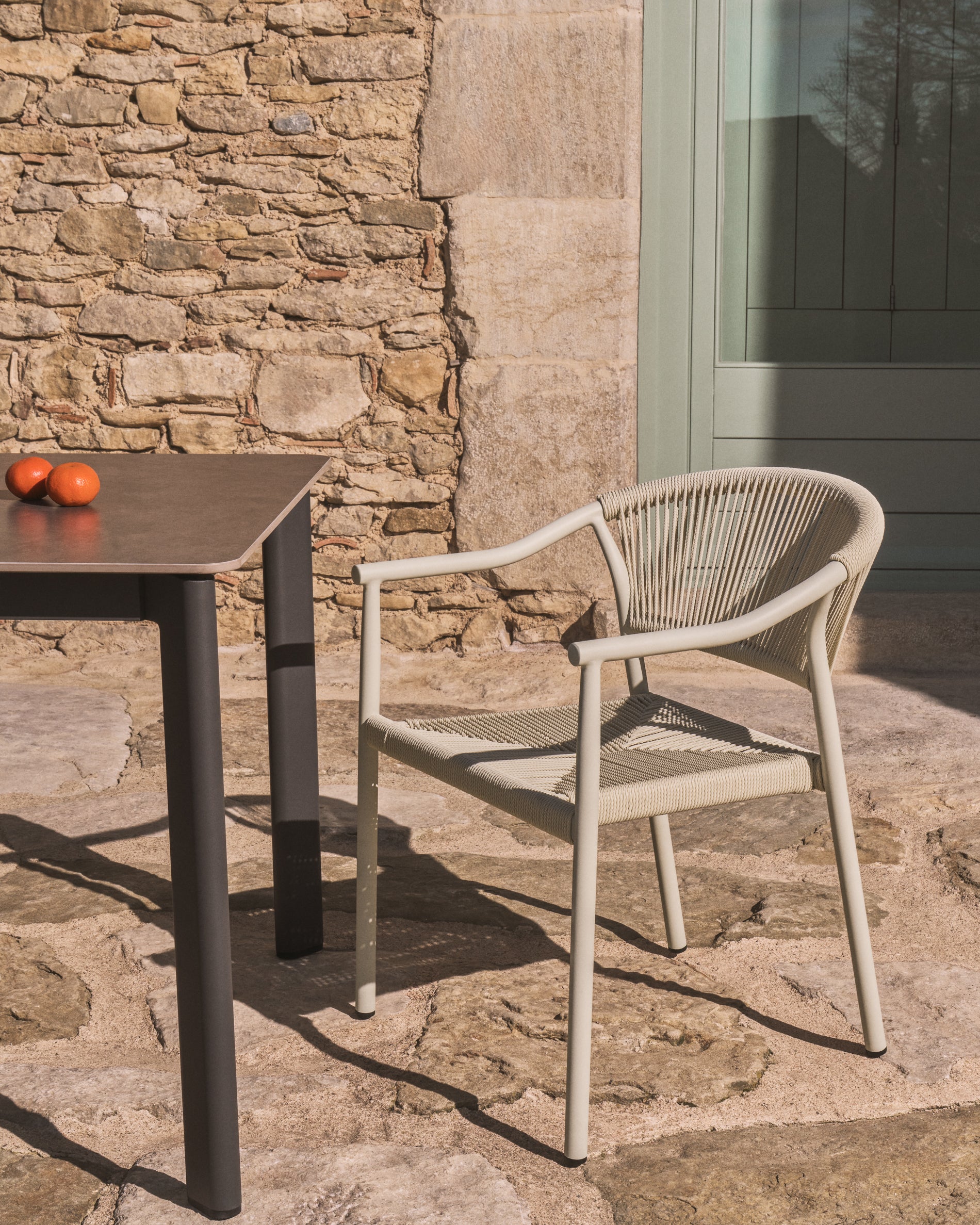 Eleganter Gartentisch Anafi in Graphit, 140 x 80 cm, mit langlebiger Tischplatte aus gesintertem Stein – ideal für stilvolle Outdoor-Events.