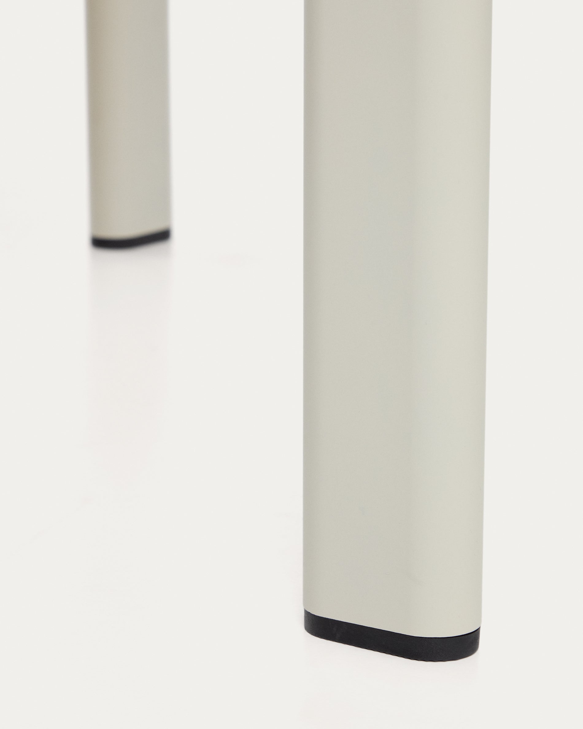 Moderner Gartentisch Anafi in hellem Beige, 220 x 100 cm, mit robuster Tischplatte aus gesintertem Stein für entspannte Stunden im Freien.