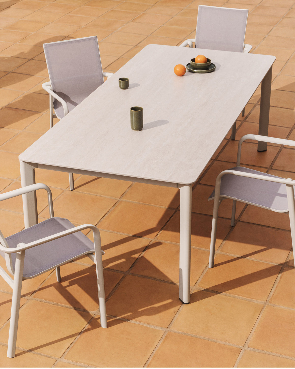 Tisch Anafi aus gesintertem Stein und Aluminium in Ecru, 220 x 100 cm in Beige, Ecru, Taupe präsentiert im Onlineshop von KAQTU Design AG. Gartentisch ist von Kave Home