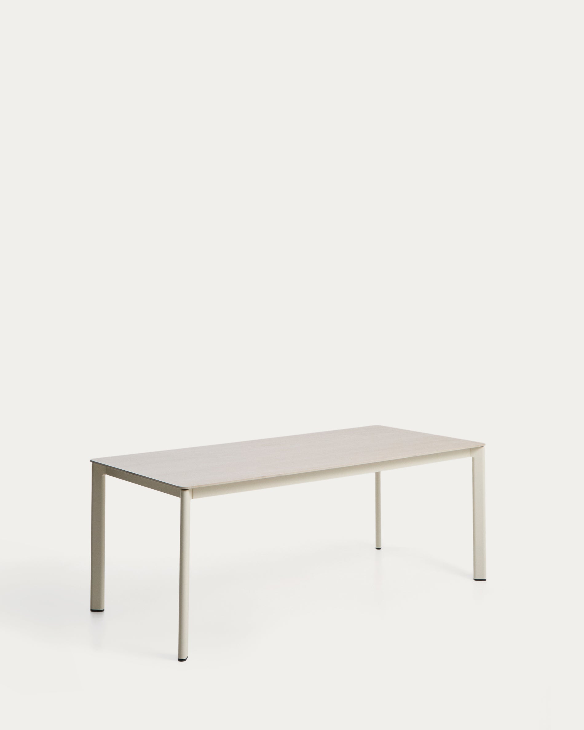 Eleganter Gartentisch Anafi in Beige, gefertigt aus robustem gesintertem Stein und Aluminium, ideal für stilvolle Outdoor-Bereiche.