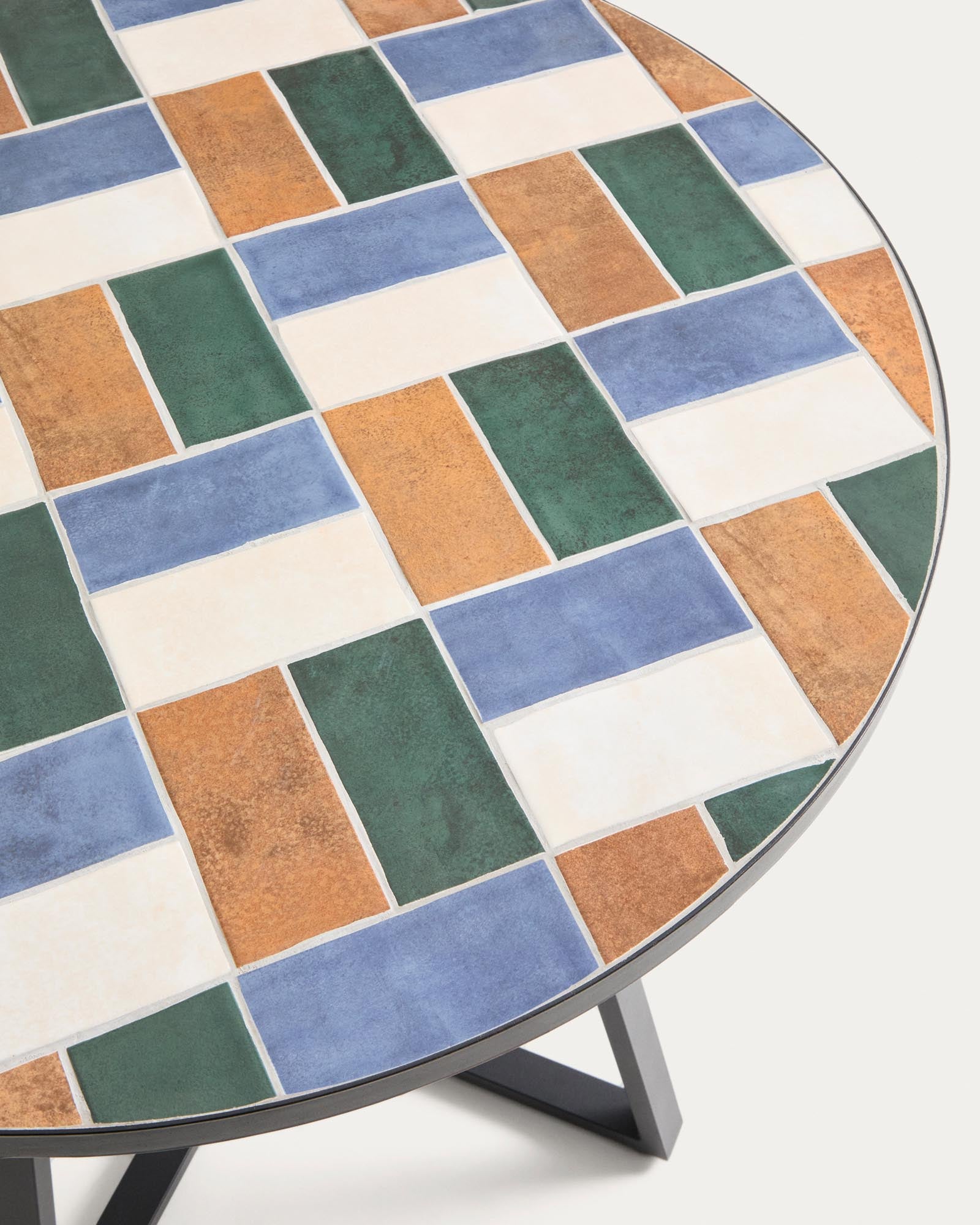 Eleganter runder Tisch Tella aus verzinktem grafitfarbenem Stahl, geschmückt mit farbenfrohen Fliesen, Ø120 cm, perfekt für Garten und Terrasse.