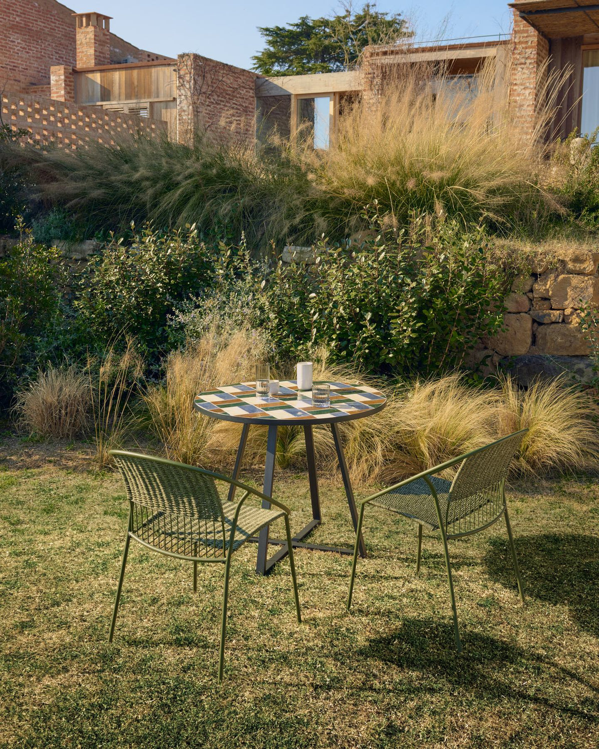 Runder Tisch Tella aus grafitfarbenem verzinktem Stahl mit mehrfarbigen Fliesen Ø120 cm in Mehrfarbig, Grün, Weiss, Schwarz präsentiert im Onlineshop von KAQTU Design AG. Gartentisch ist von Kave Home