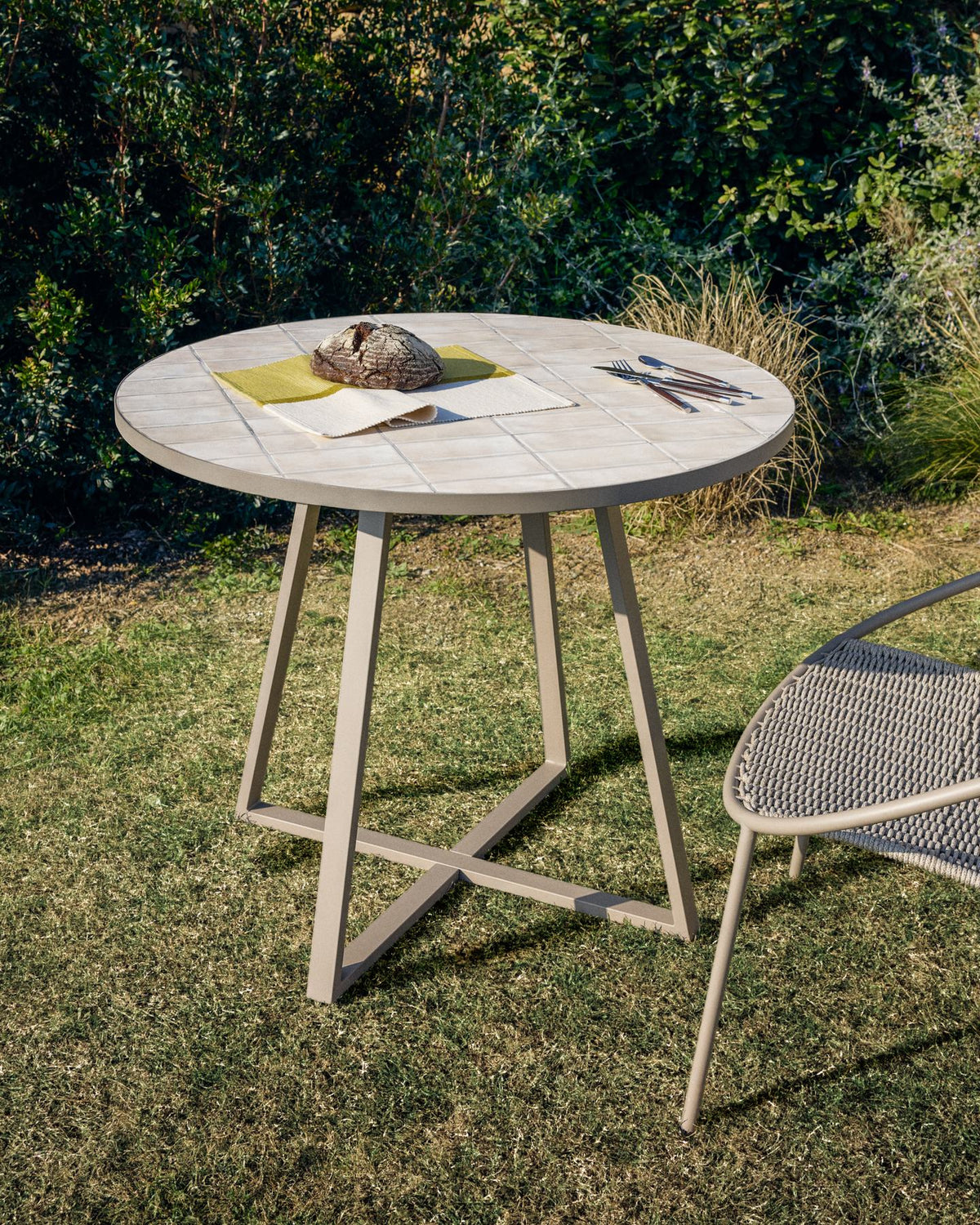 Runder Tisch Tella mit verzinktem Stahl und beigen Fliesen, Ø 120 cm in Beige, Ecru, Taupe, Weiss präsentiert im Onlineshop von KAQTU Design AG. Gartentisch ist von Kave Home