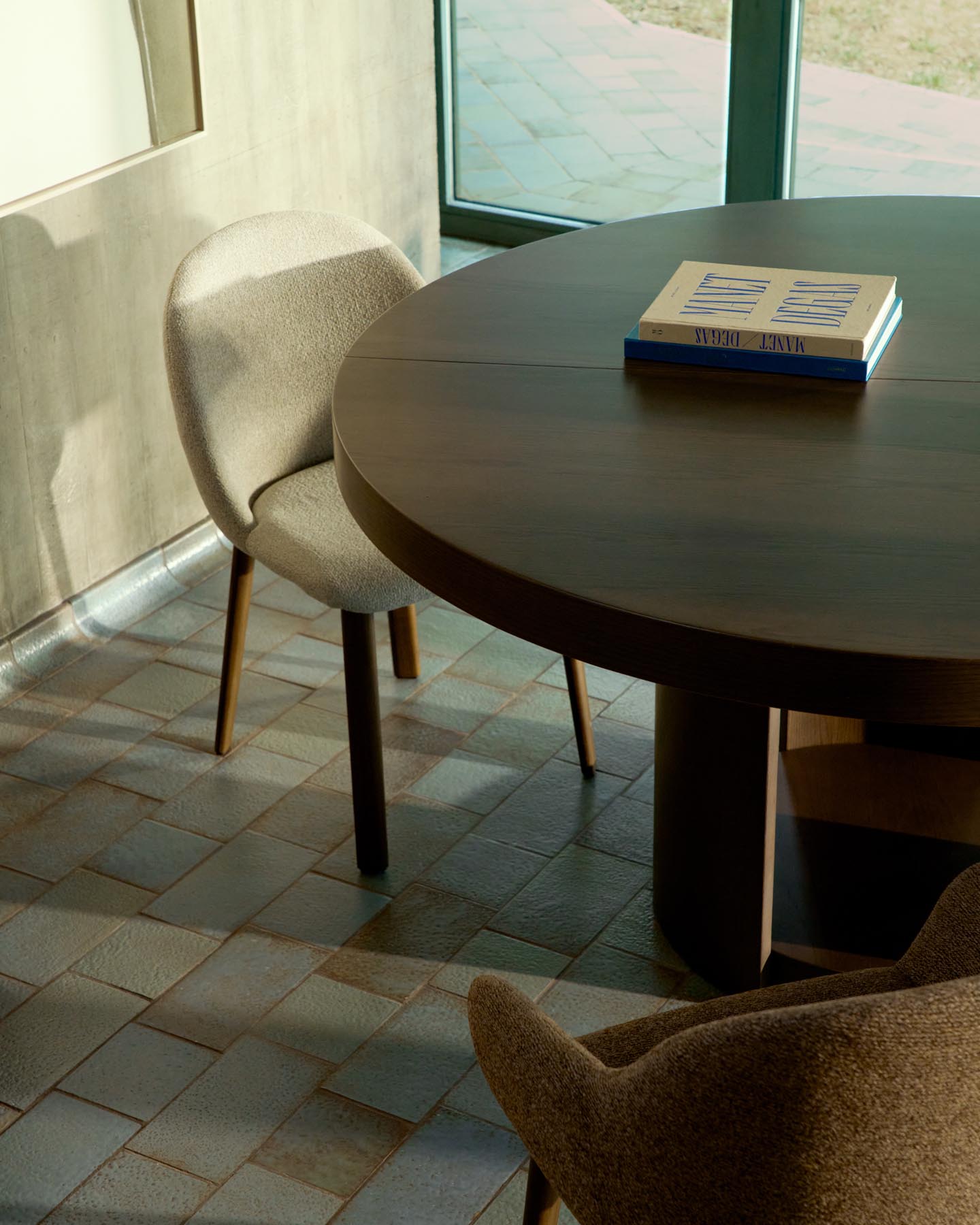Artis ausziehbarer runder Tisch aus Massivholz und Eichenfurnier mit Walnuss-Finish, FSC 100%, 120 (170) x 80 cm in Dunkelbraun präsentiert im Onlineshop von KAQTU Design AG. Esstisch ist von Kave Home