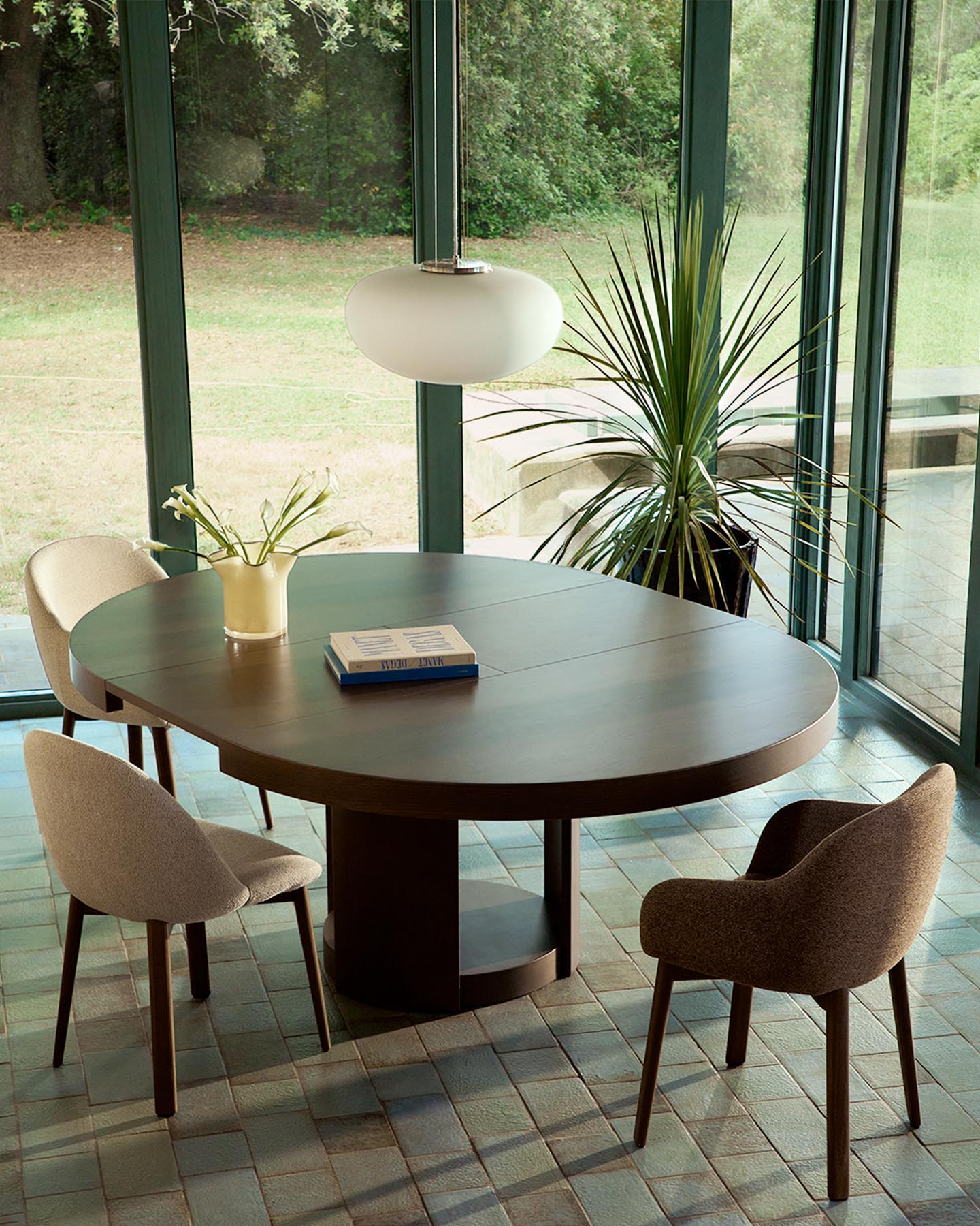 Artis ausziehbarer runder Tisch aus Massivholz und Eichenfurnier mit Walnuss-Finish, FSC 100%, 150 (200) x 80 cm in Dunkelbraun präsentiert im Onlineshop von KAQTU Design AG. Esstisch ist von Kave Home