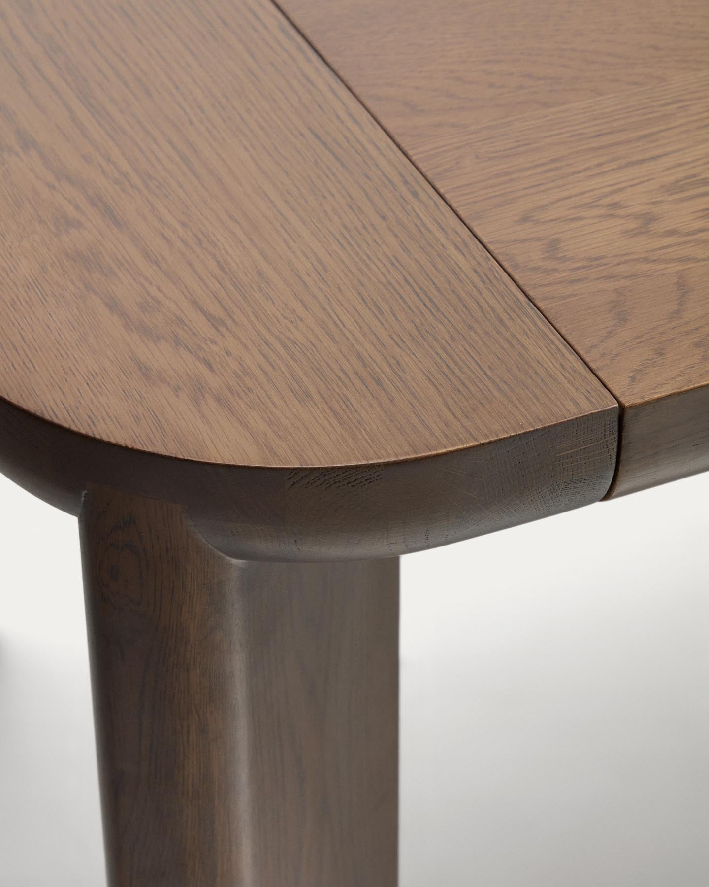 Ausziehtisch Jondal aus massivem Eichenholz und Eichenfurnier mit Nussbaumfinish, FSC 100 %, 200 (286) x 100 cm in Dunkelbraun präsentiert im Onlineshop von KAQTU Design AG. Esstisch ist von Kave Home