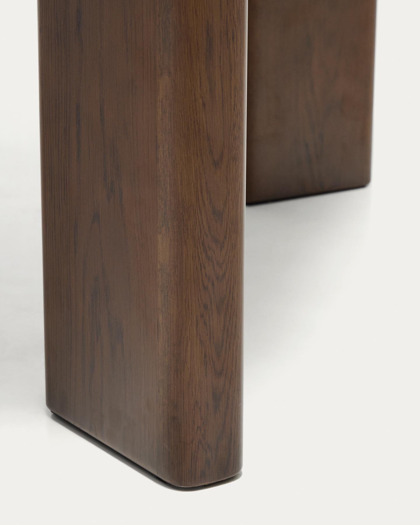 Ausziehtisch Jondal aus massivem Eichenholz und Eichenfurnier mit Nussbaumfinish, FSC 100 %, 200 (286) x 100 cm in Dunkelbraun präsentiert im Onlineshop von KAQTU Design AG. Esstisch ist von Kave Home
