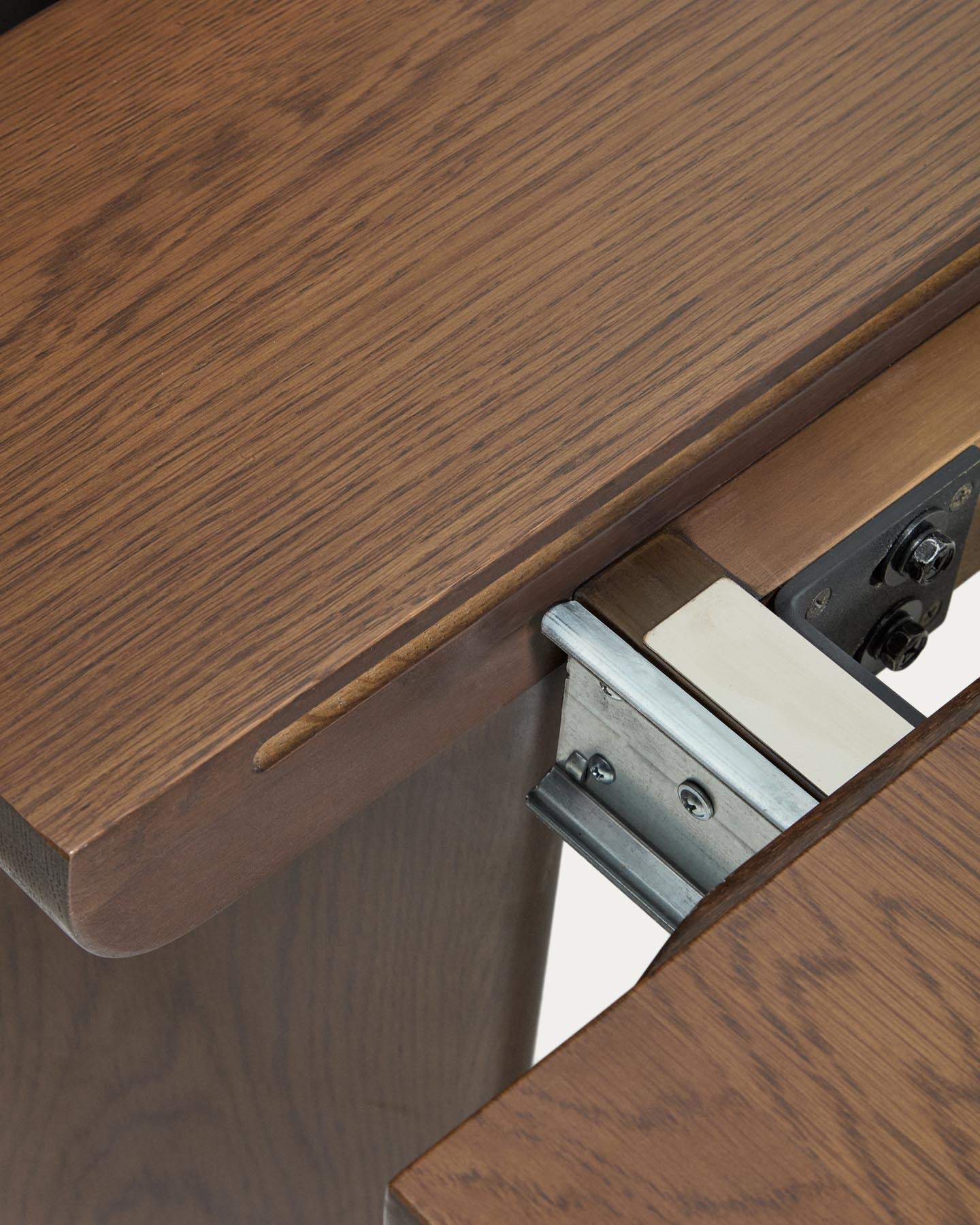 Ausziehtisch Jondal aus massivem Eichenholz und Eichenfurnier mit Nussbaumfinish, FSC 100 %, 200 (286) x 100 cm in Dunkelbraun präsentiert im Onlineshop von KAQTU Design AG. Esstisch ist von Kave Home