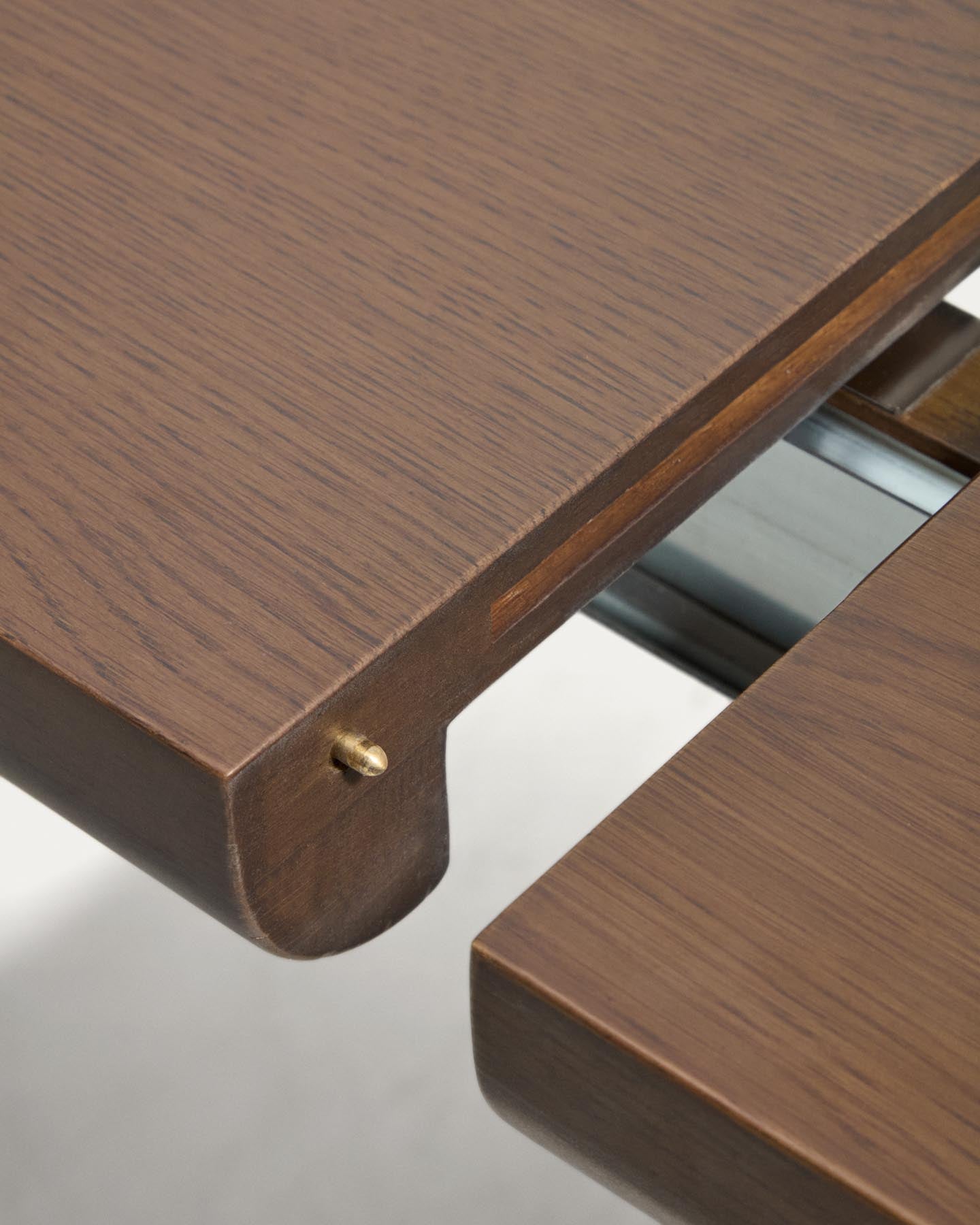 Ausziehtisch Jondal aus massivem Eichenholz und Eichenfurnier mit Nussbaumfinish, FSC 100 %, 240 (320) x 100 cm in Dunkelbraun präsentiert im Onlineshop von KAQTU Design AG. Esstisch ist von Kave Home