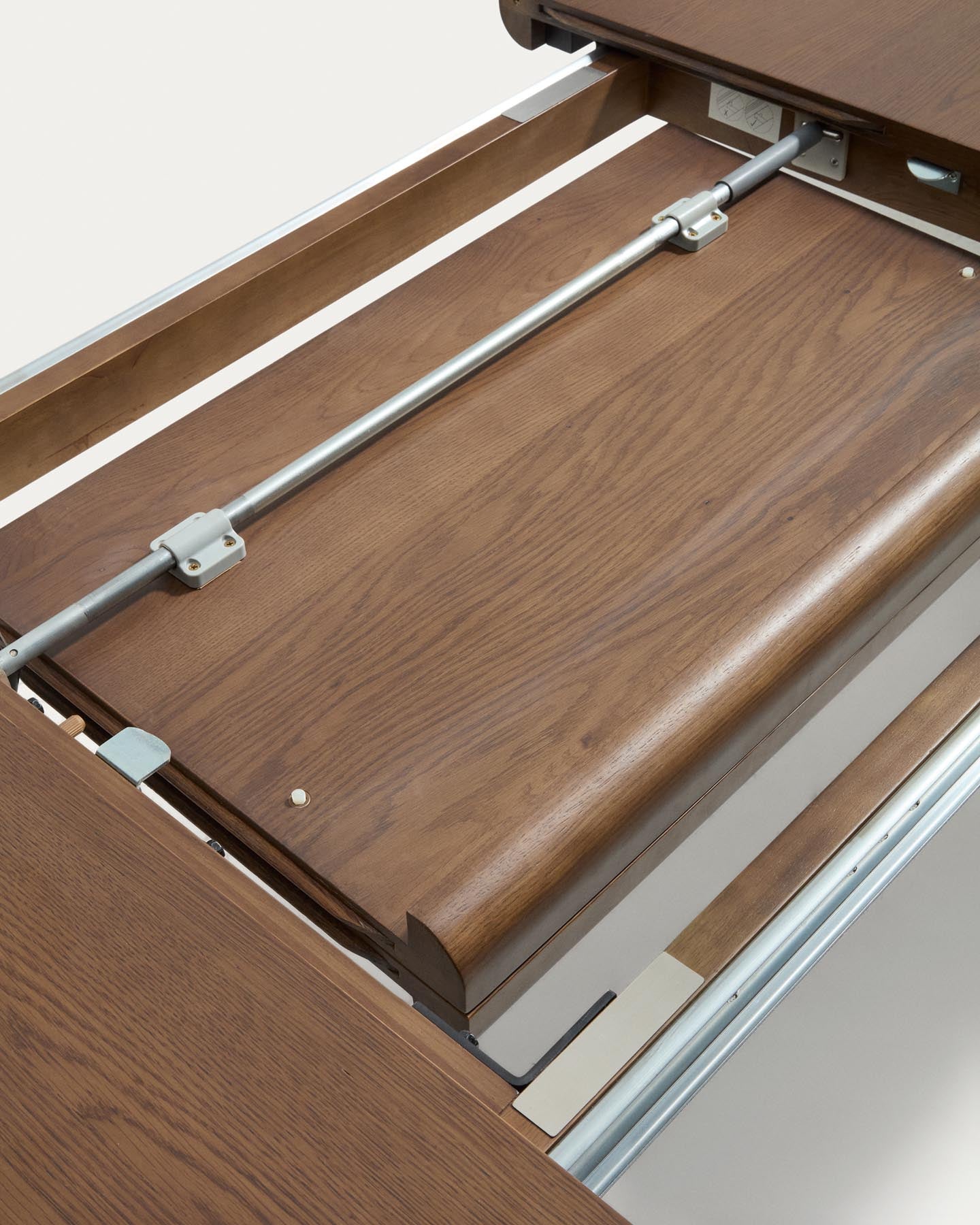 Ausziehtisch Jondal aus massivem Eichenholz und Eichenfurnier mit Nussbaumfinish, FSC 100 %, 240 (320) x 100 cm in Dunkelbraun präsentiert im Onlineshop von KAQTU Design AG. Esstisch ist von Kave Home