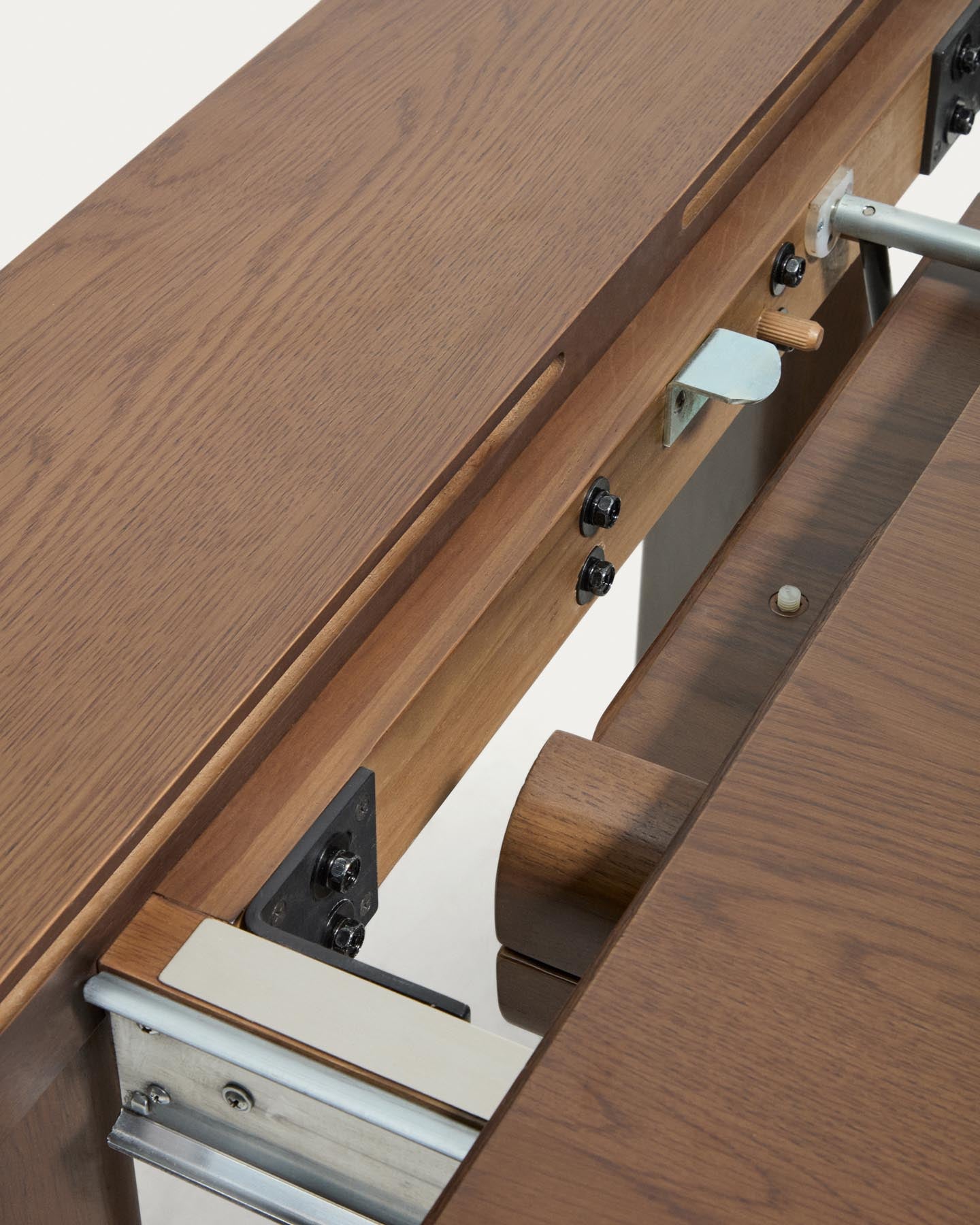 Ausziehtisch Jondal aus massivem Eichenholz und Eichenfurnier mit Nussbaumfinish, FSC 100 %, 240 (320) x 100 cm in Dunkelbraun präsentiert im Onlineshop von KAQTU Design AG. Esstisch ist von Kave Home