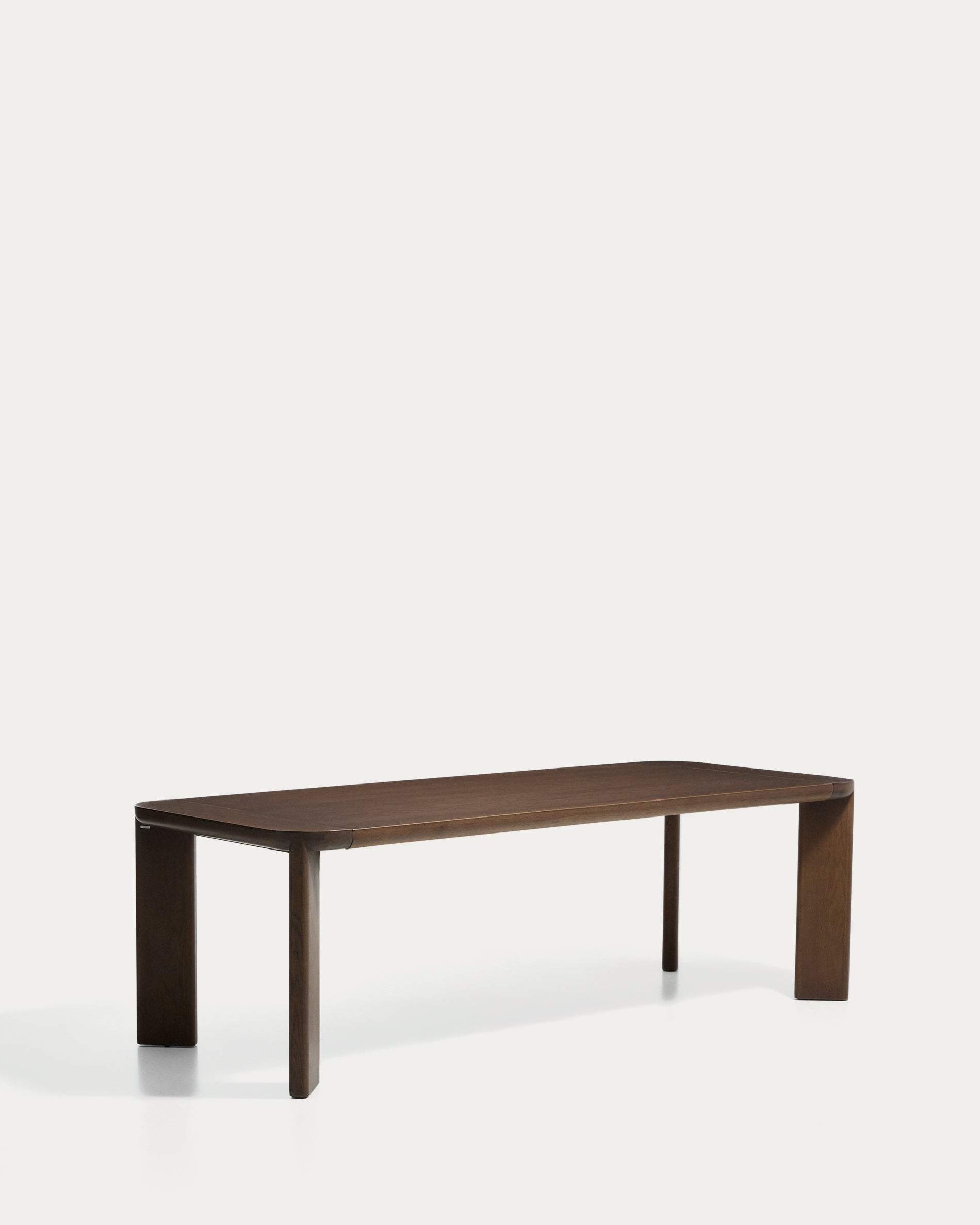 Ausziehtisch Jondal aus massivem Eichenholz und Eichenfurnier mit Nussbaumfinish, FSC 100 %, 240 (320) x 100 cm in Dunkelbraun präsentiert im Onlineshop von KAQTU Design AG. Esstisch ist von Kave Home