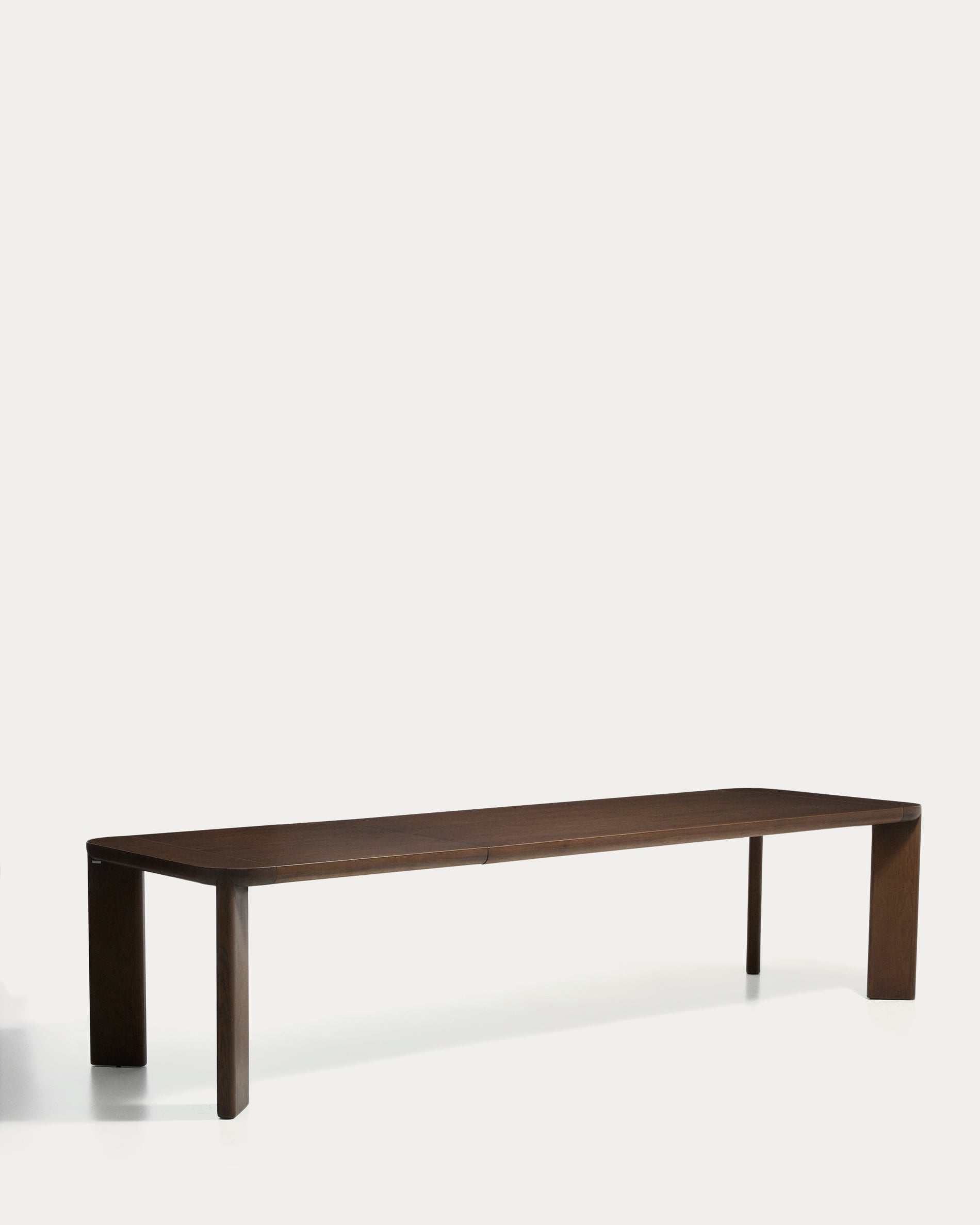 Ausziehtisch Jondal aus massivem Eichenholz und Eichenfurnier mit Nussbaumfinish, FSC 100 %, 240 (320) x 100 cm in Dunkelbraun präsentiert im Onlineshop von KAQTU Design AG. Esstisch ist von Kave Home