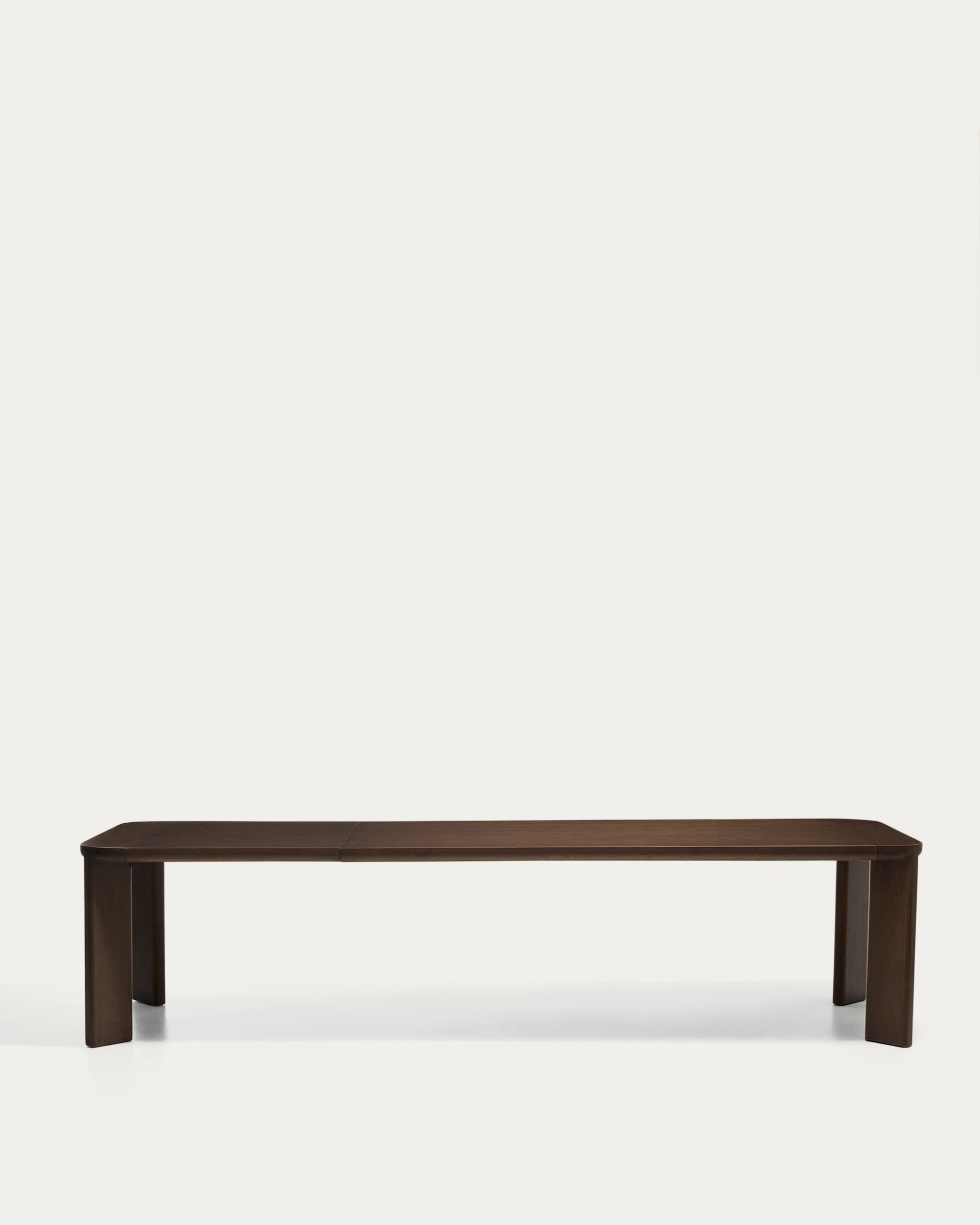 Ausziehtisch Jondal aus massivem Eichenholz und Eichenfurnier mit Nussbaumfinish, FSC 100 %, 240 (320) x 100 cm in Dunkelbraun präsentiert im Onlineshop von KAQTU Design AG. Esstisch ist von Kave Home