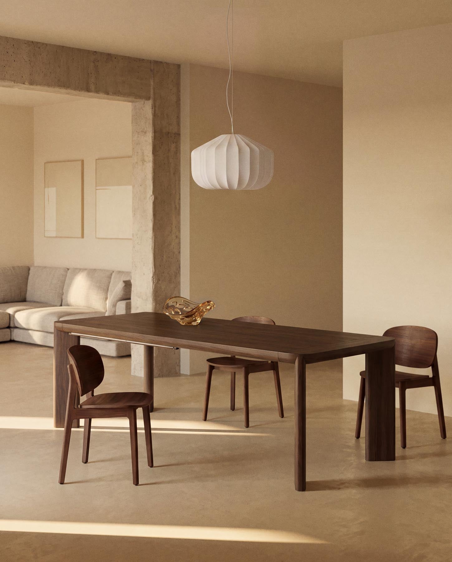 Ausziehtisch Jondal aus massivem Eichenholz und Eichenfurnier mit Nussbaumfinish, FSC 100 %, 240 (320) x 100 cm in Dunkelbraun präsentiert im Onlineshop von KAQTU Design AG. Esstisch ist von Kave Home